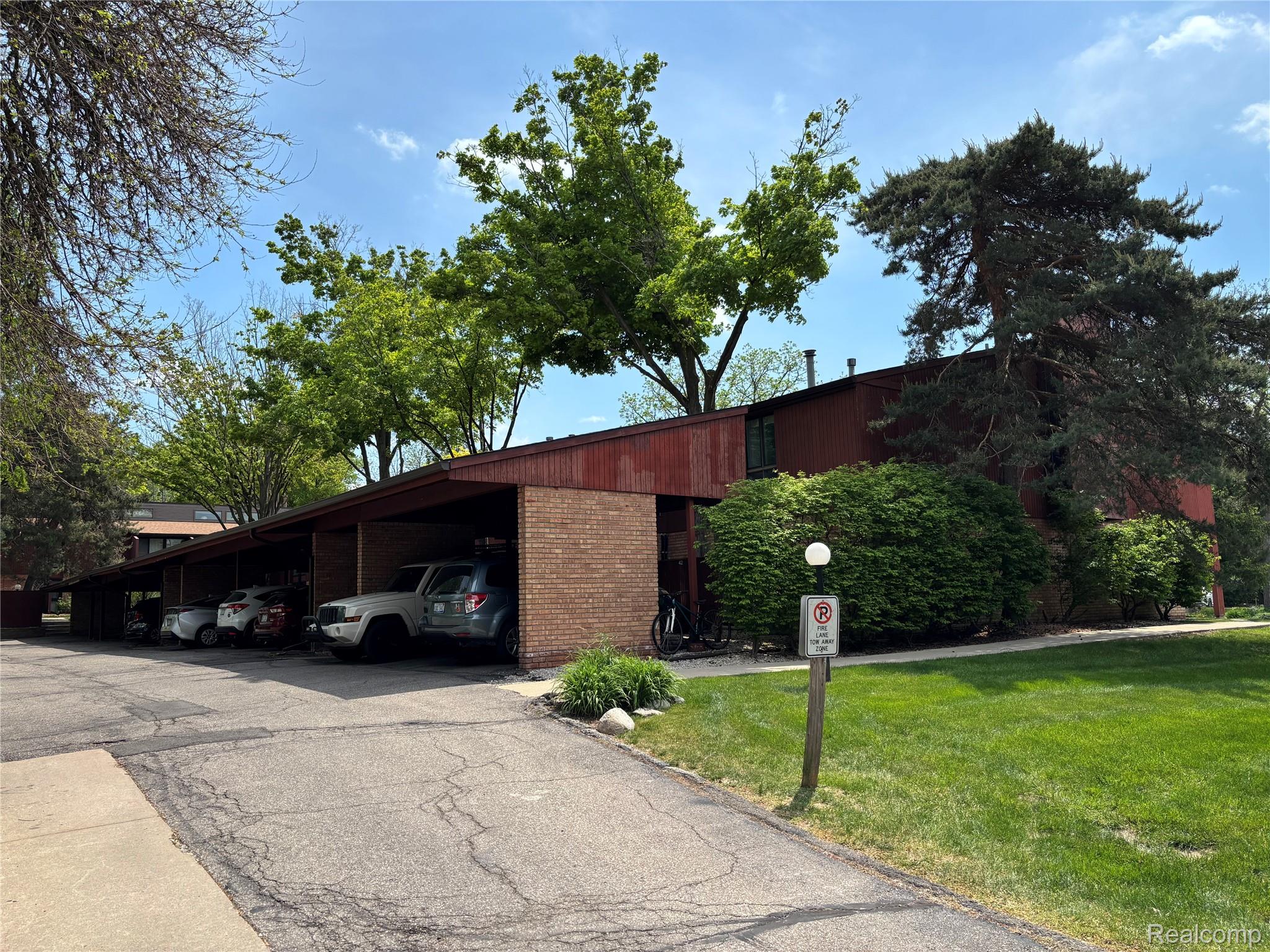 2405, Packard, #40D, Ann Arbor, Michigan, 48104