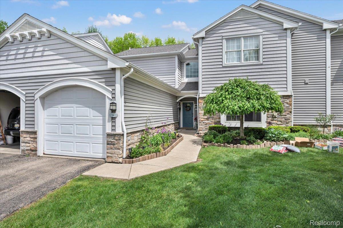2142, Carriage Hill, Lapeer, Michigan, 48446