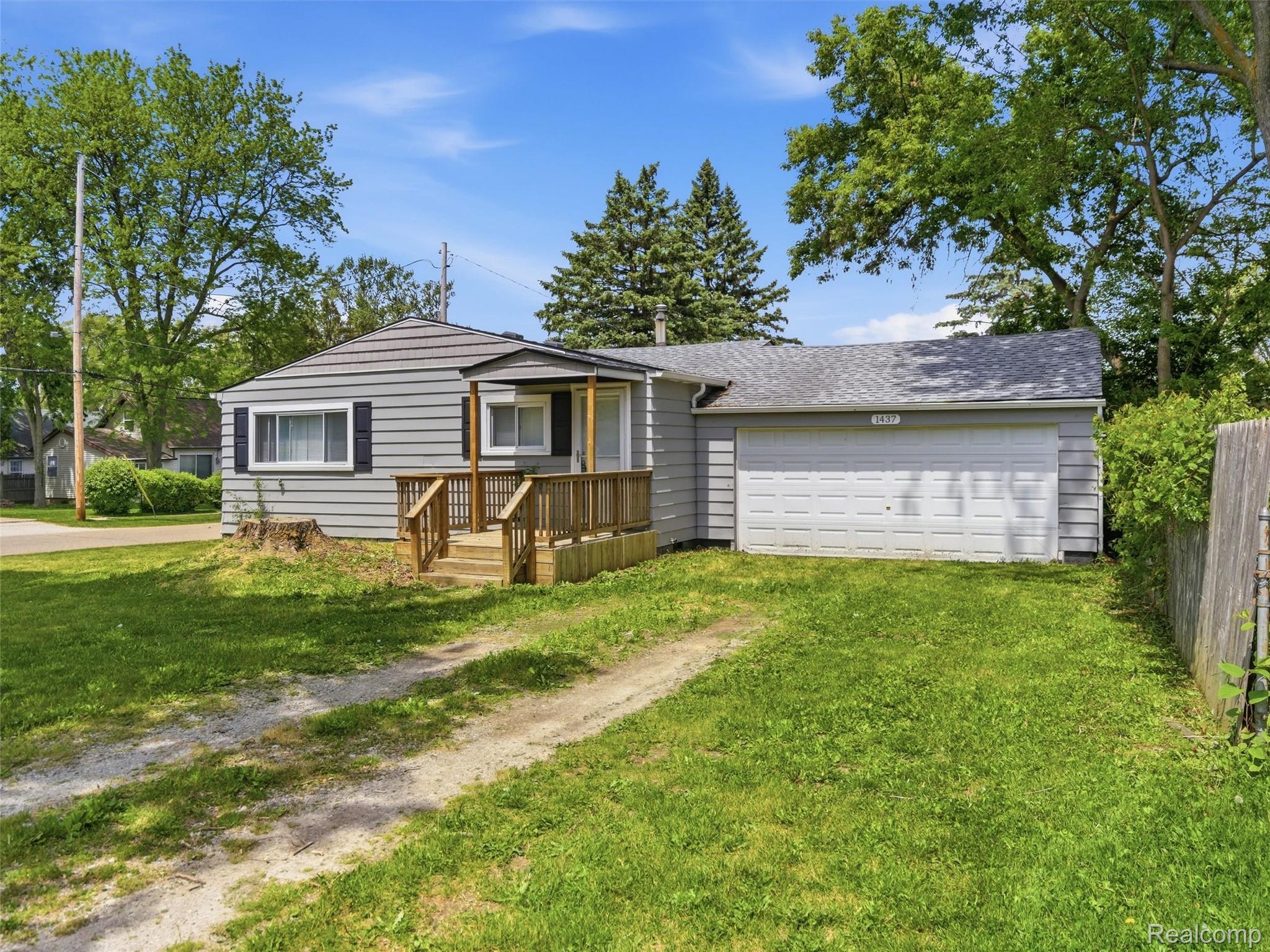 1437, Parkwood, Burton, Michigan, 48529