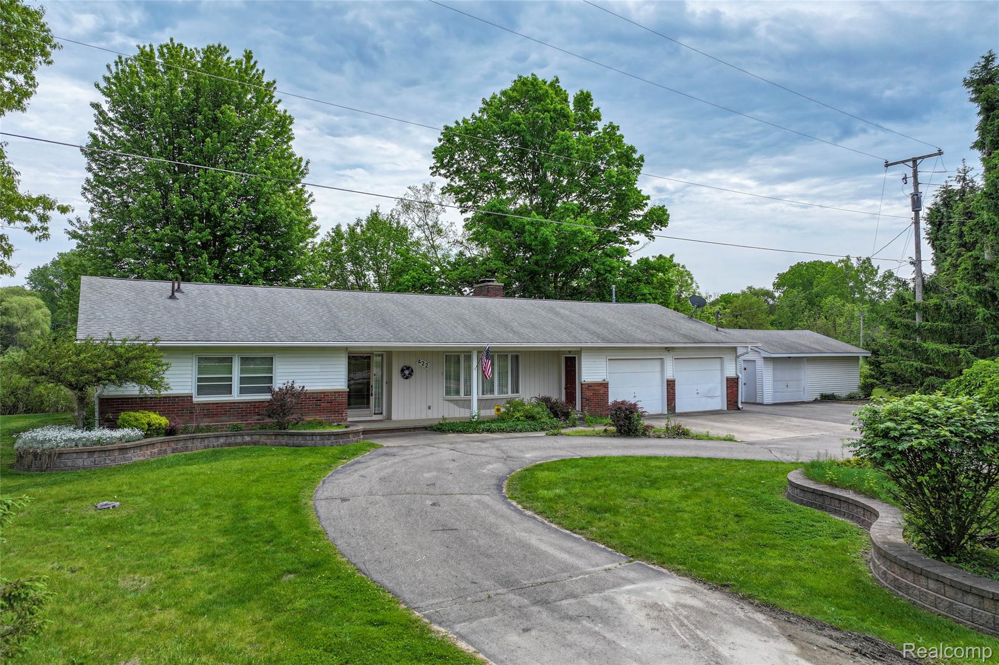 422, East, Holly, Michigan, 48442