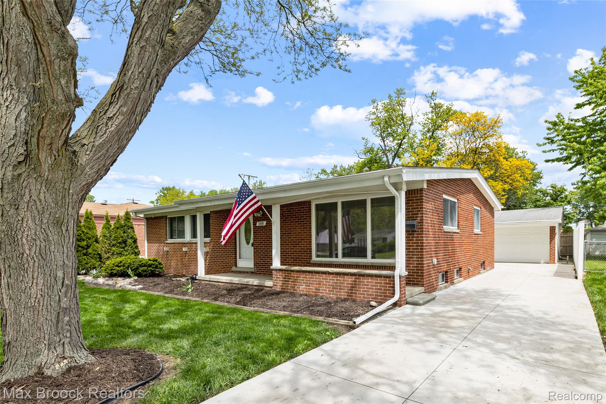 260, Lyons, Troy, Michigan, 48083