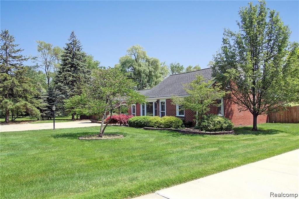 962, Sylvanwood, Troy, Michigan, 48085