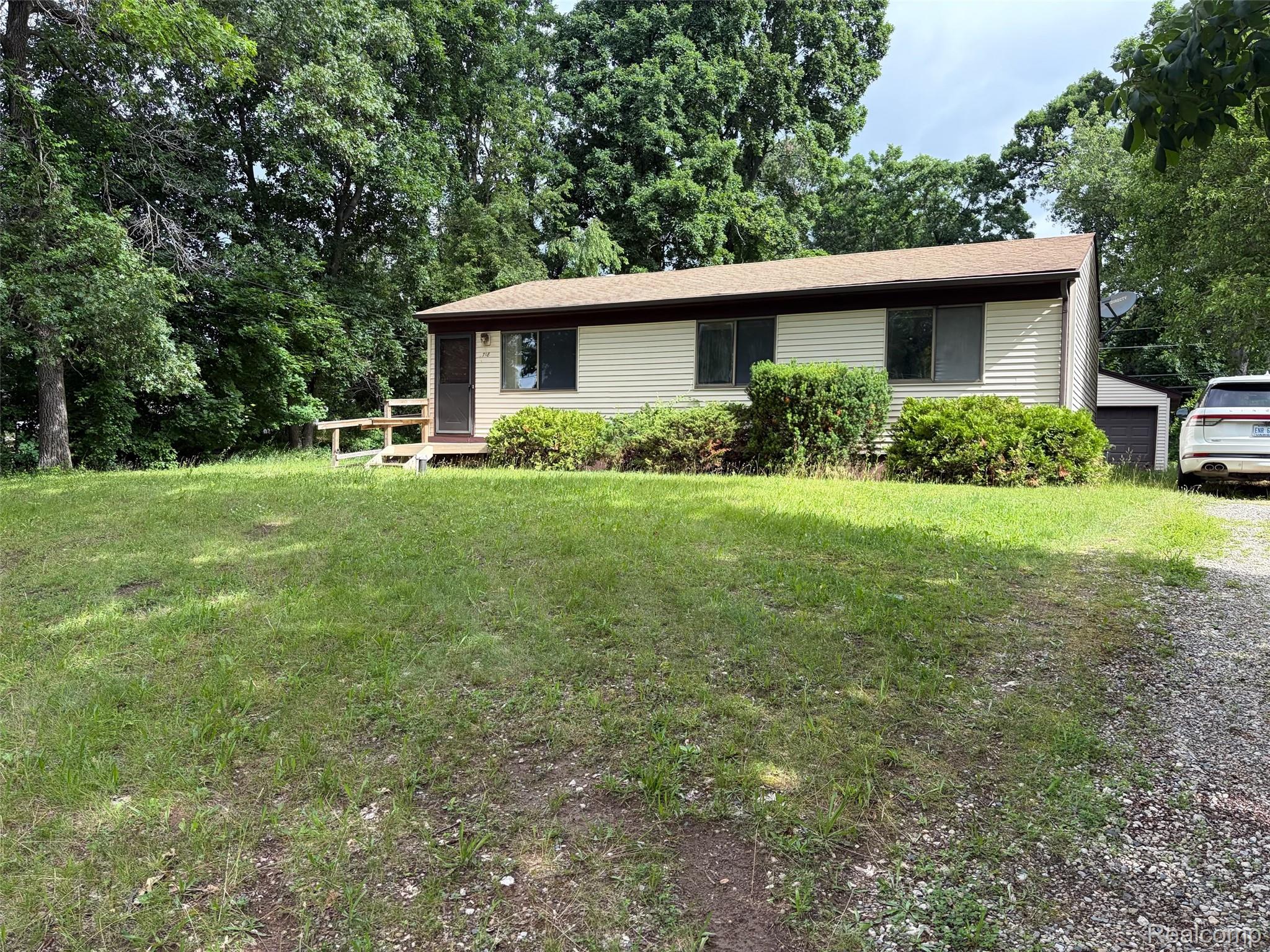 718, Baker, Highland, Michigan, 48357