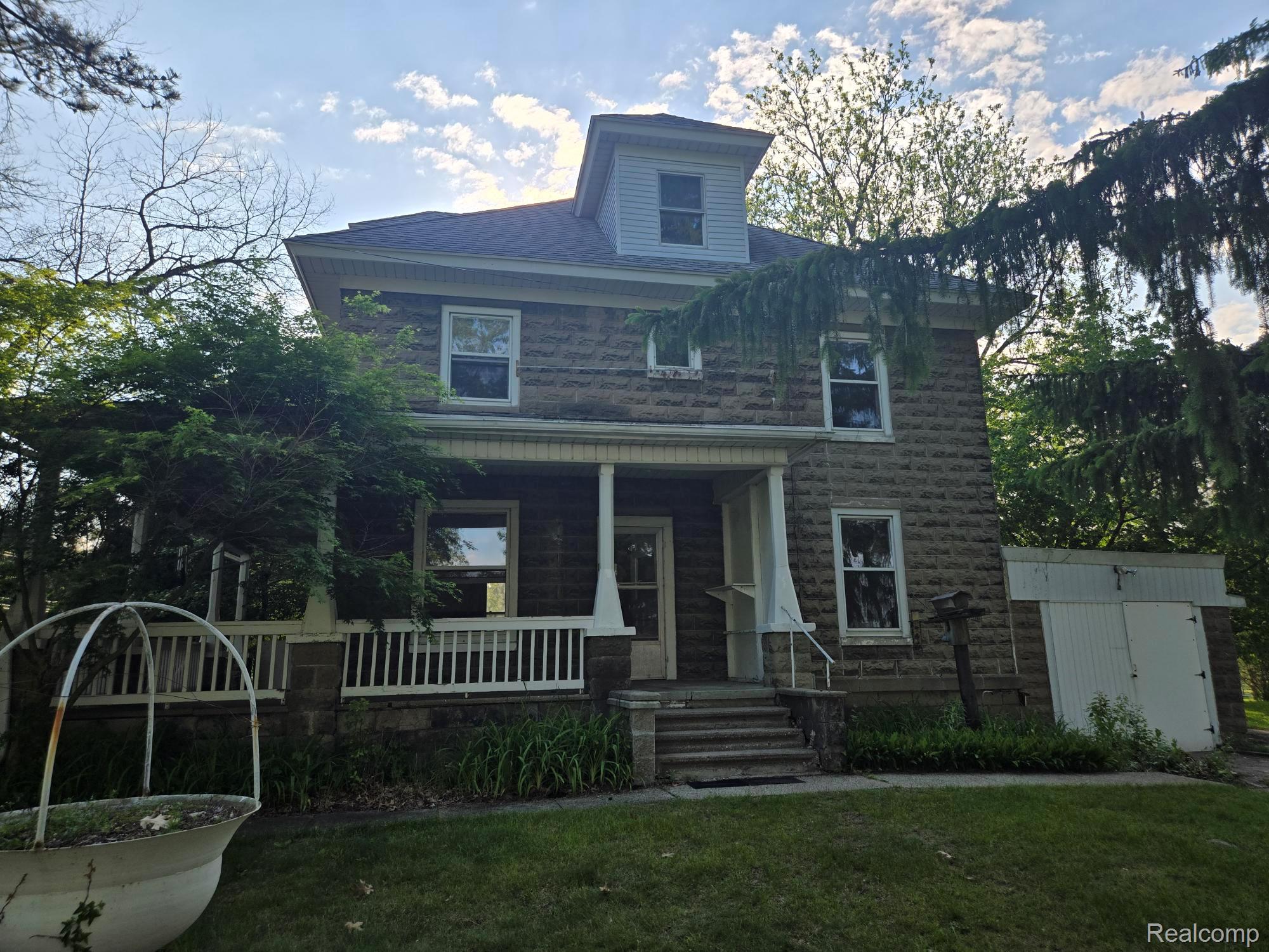 812, Academy, Holly, Michigan, 48442