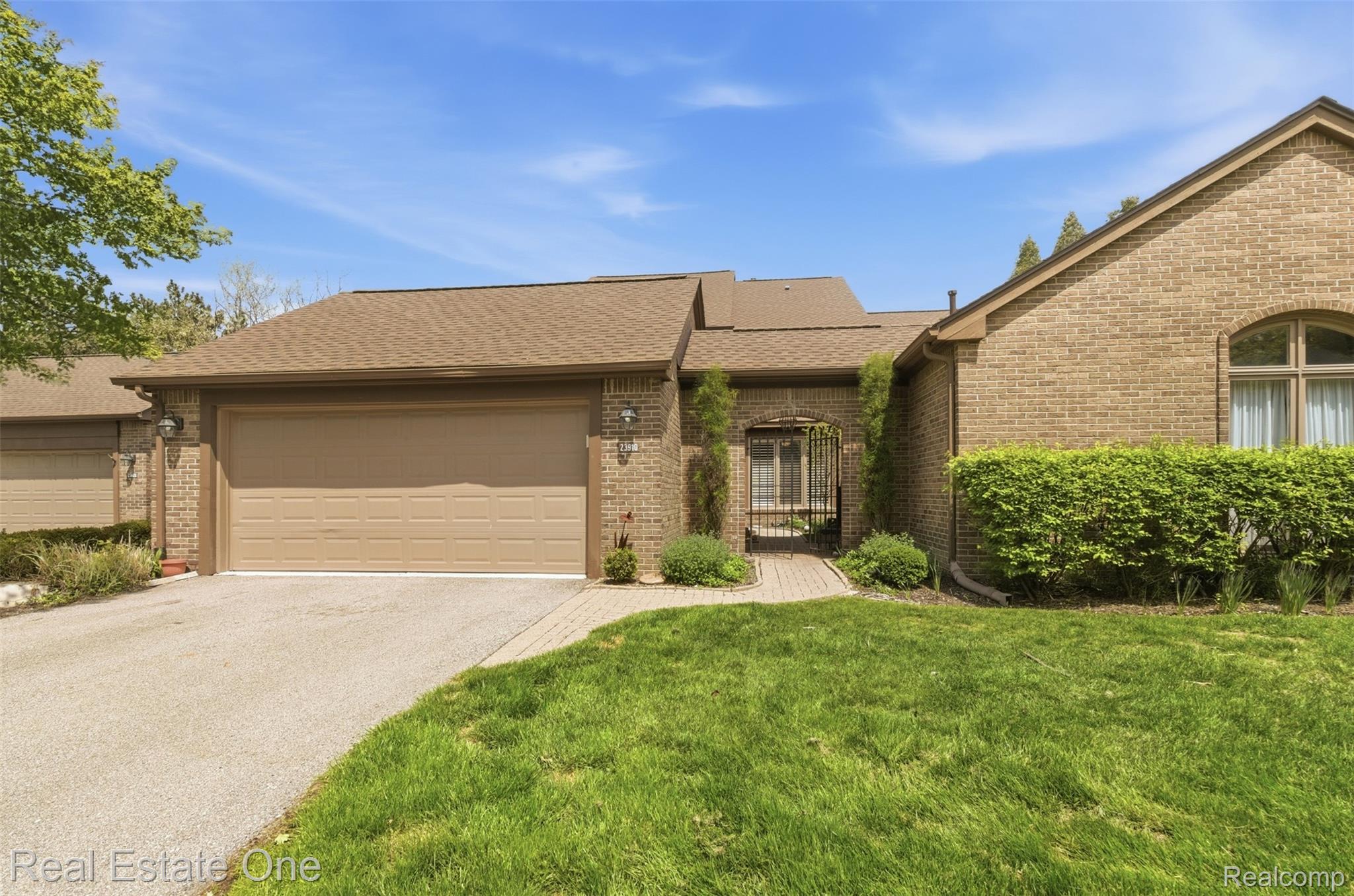 23910, Trailwood, #82, Bingham Farms, Michigan, 48025