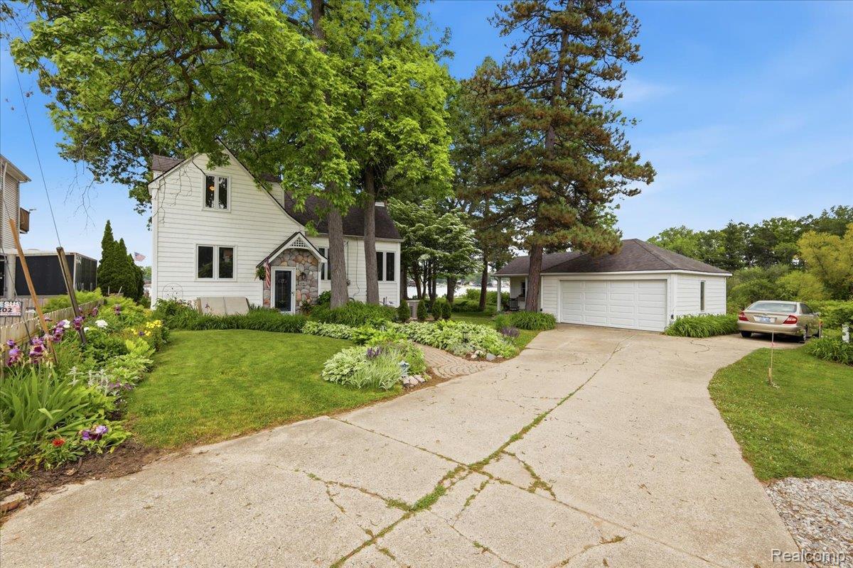 6880, Forestlawn, Waterford, Michigan, 48327