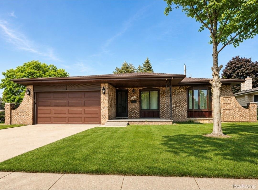 36086, English, Sterling Heights, Michigan, 48310