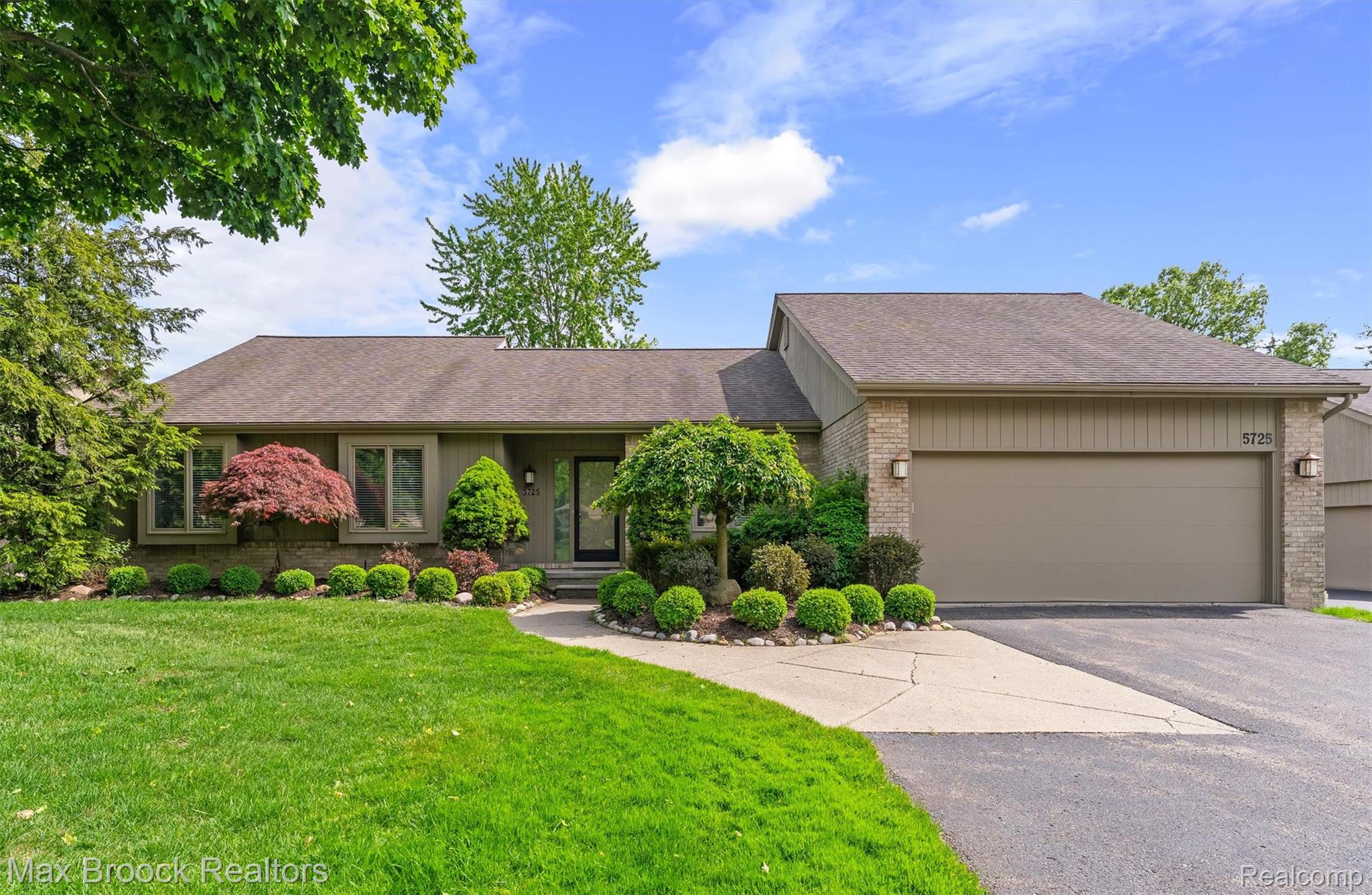 5725, Ridgewood, West Bloomfield, Michigan, 48322