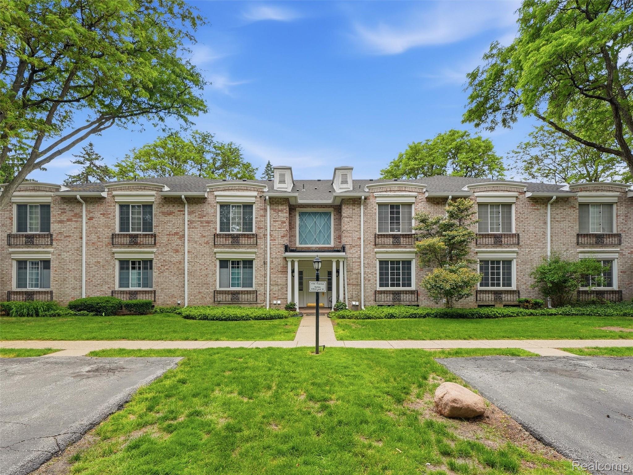 1735, Tiverton, #10, Bloomfield Hills, Michigan, 48304