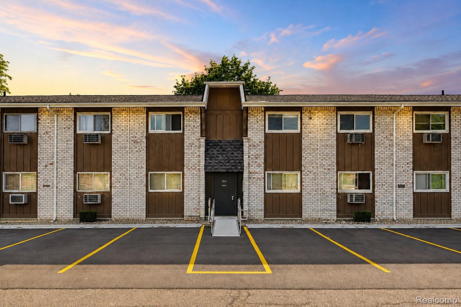 7592, Woodview, #4, Westland, Michigan, 48185