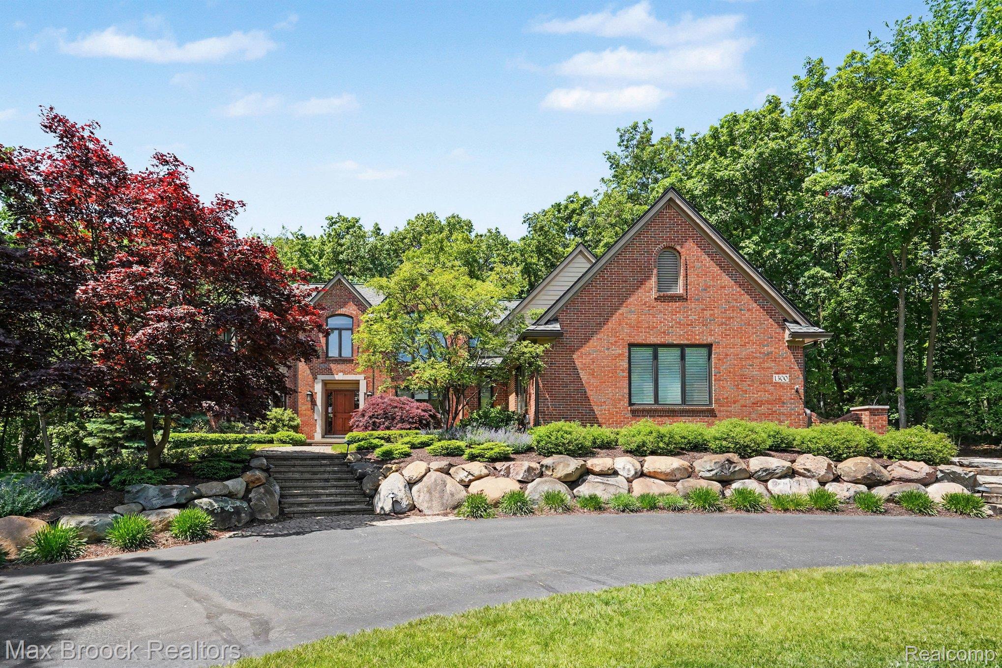 1300, Oak Hollow, Milford, Michigan, 48380