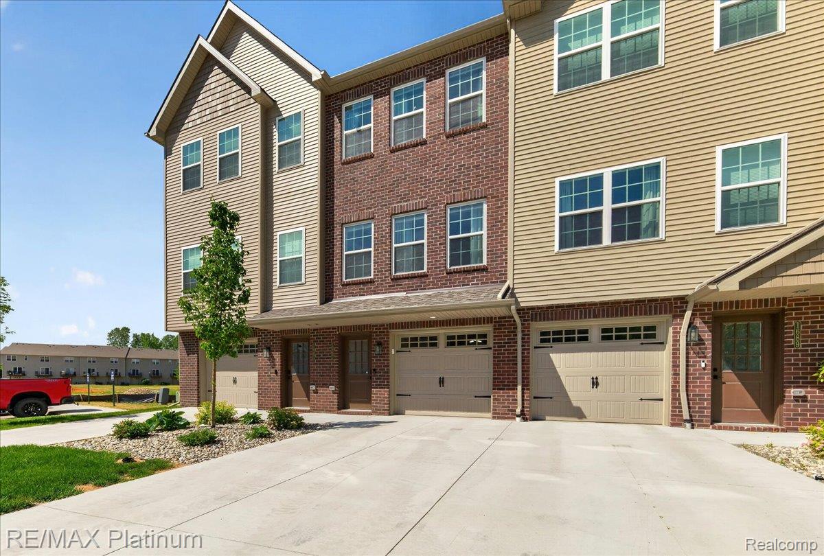 1687, Pinecroft, Howell, Michigan, 48855