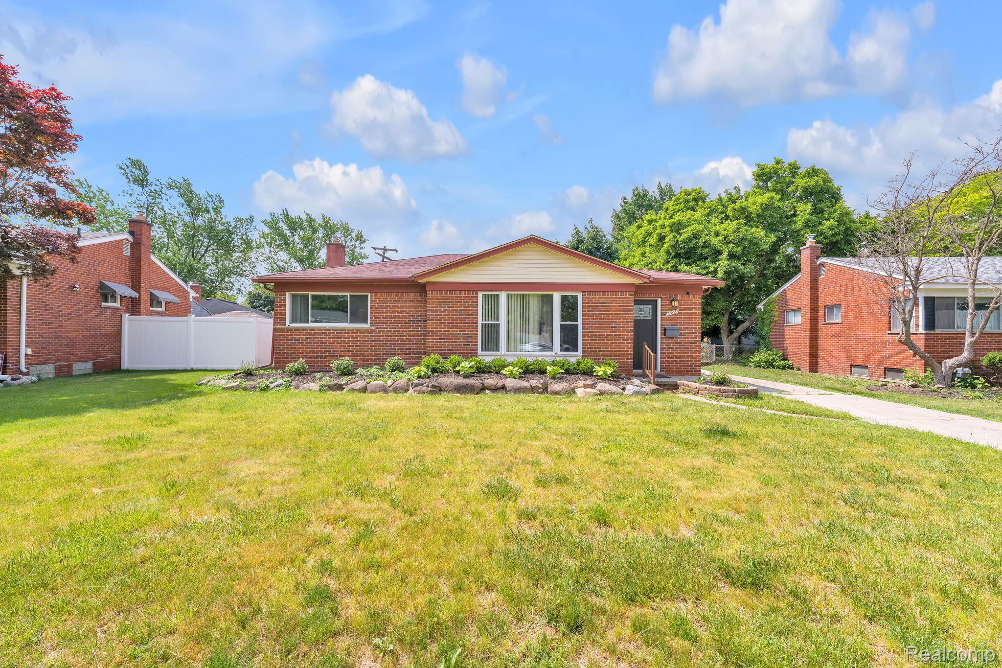 27827, Lyndon, Livonia, Michigan, 48154