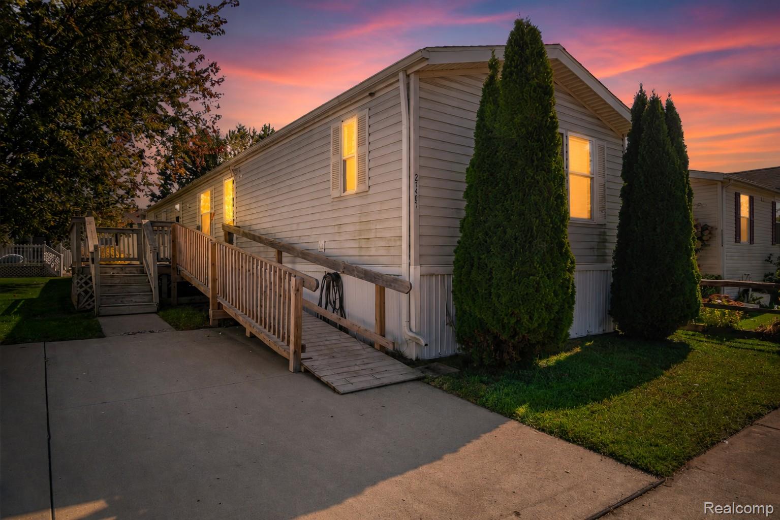 23467, Manor Road North, New Boston, Michigan, 48164