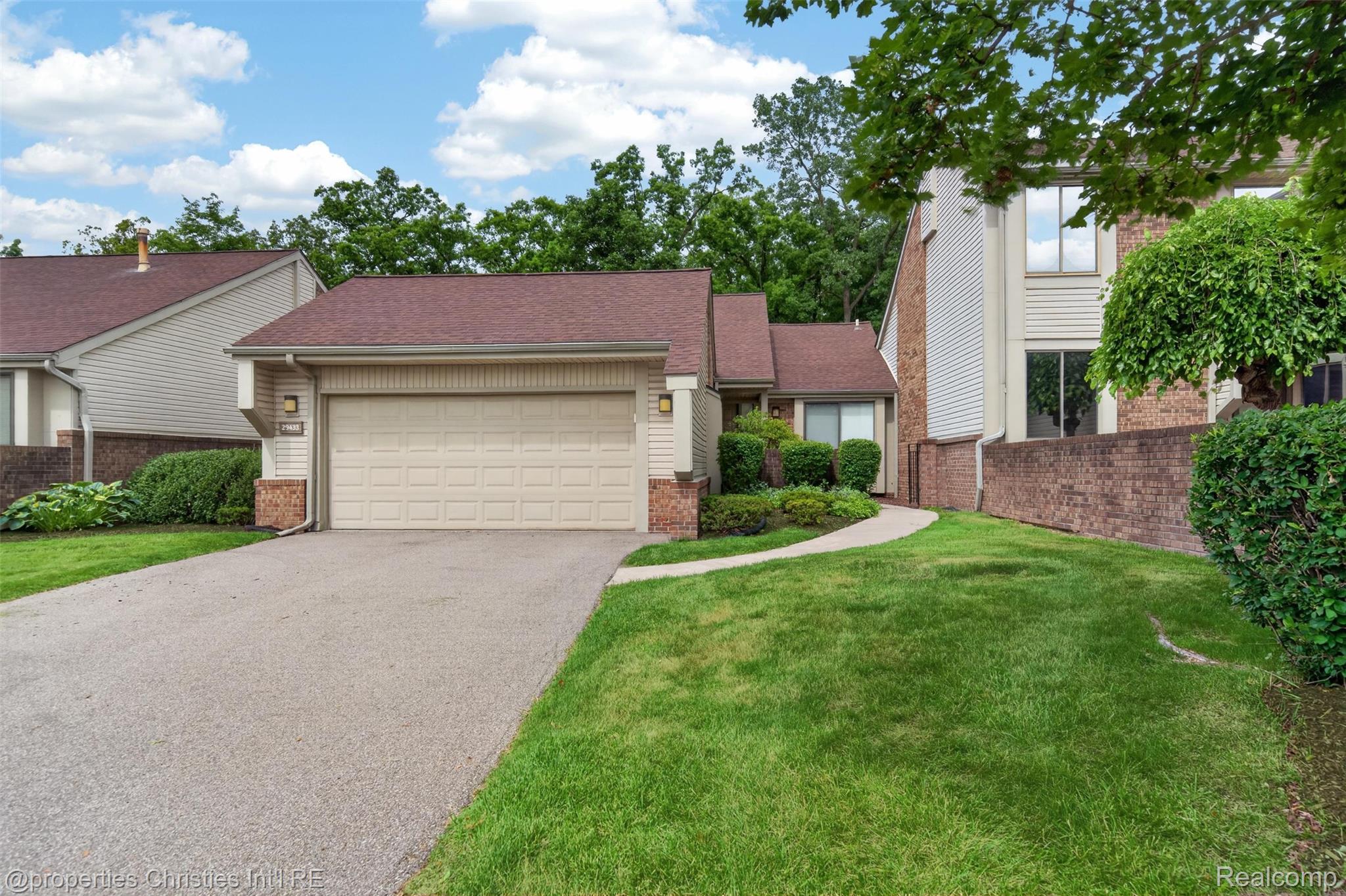 29433, Chanticleer, #73, Southfield, Michigan, 48034