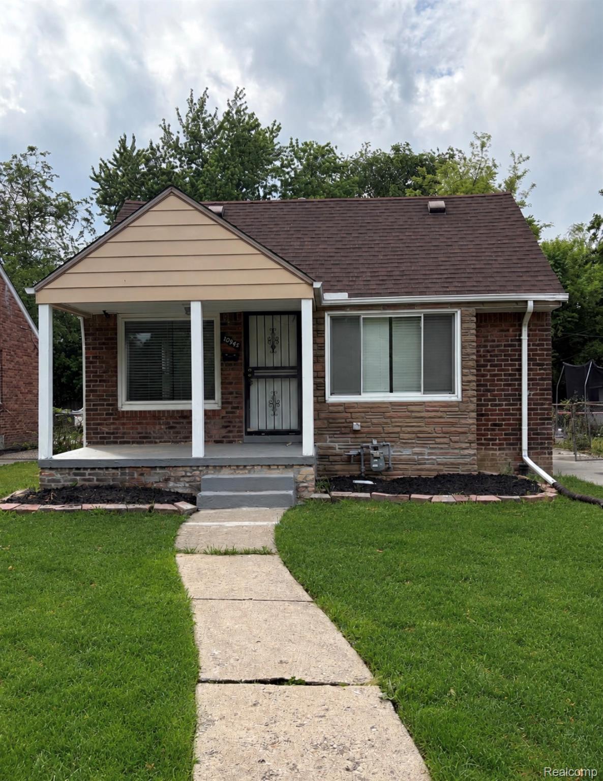 10945, Peerless, Detroit, Michigan, 48224