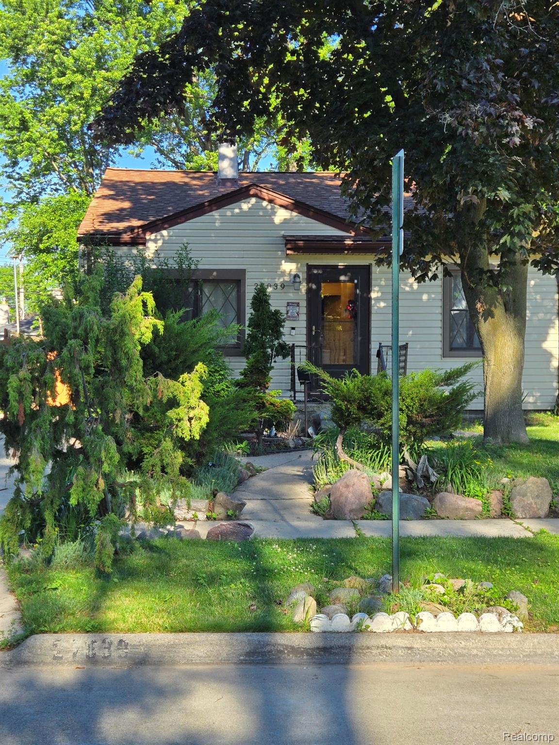 27039, Alden, Madison Heights, Michigan, 48071