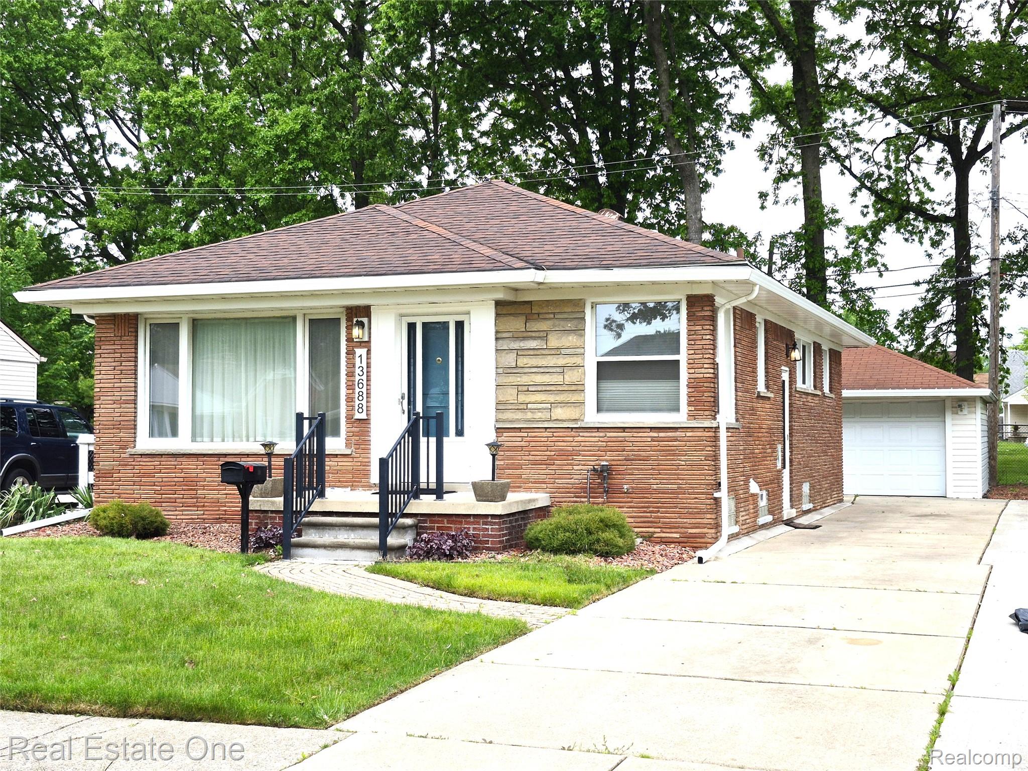 13688, Commonwealth, Southgate, Michigan, 48195