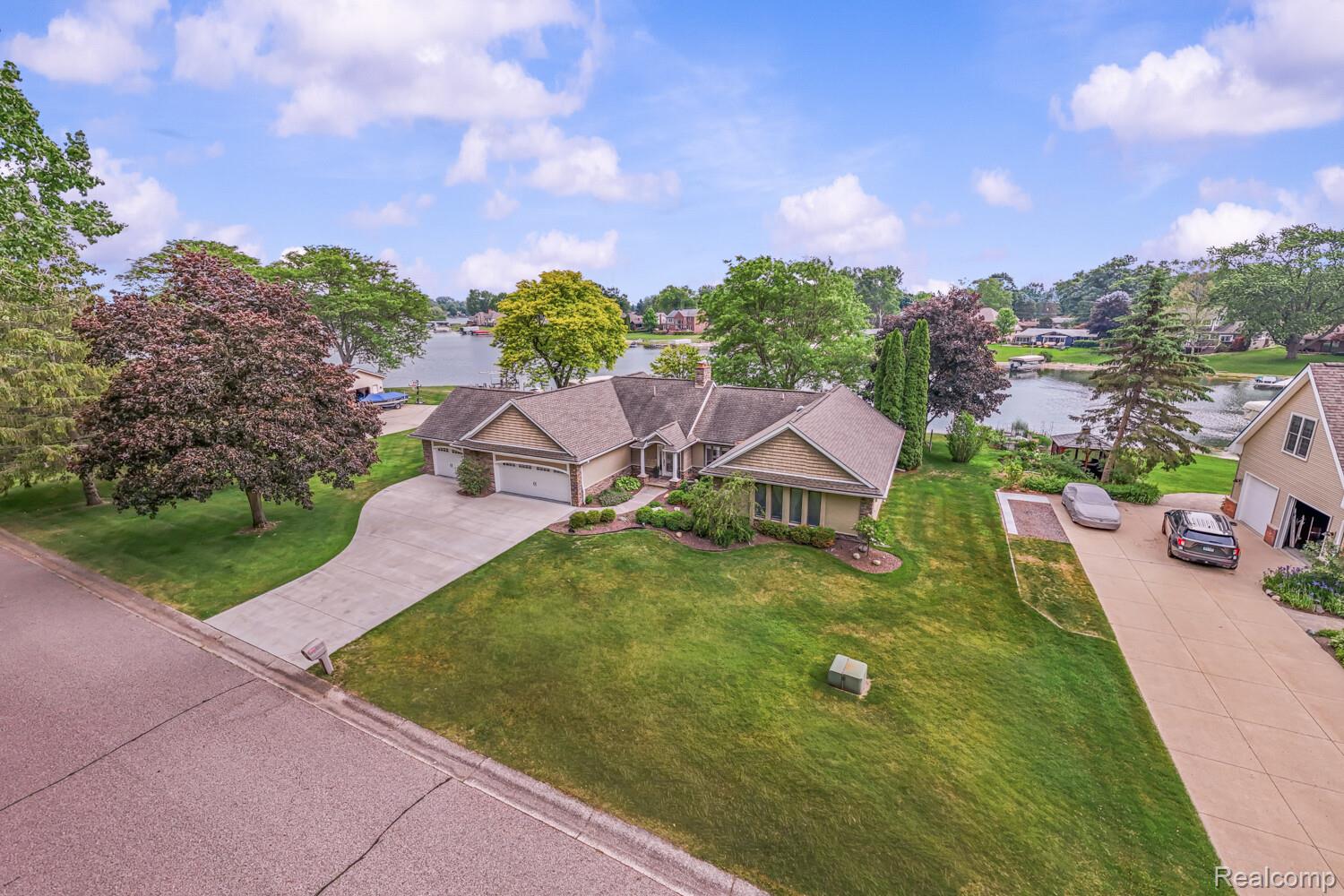 4178, Chevron, Highland, Michigan, 48356