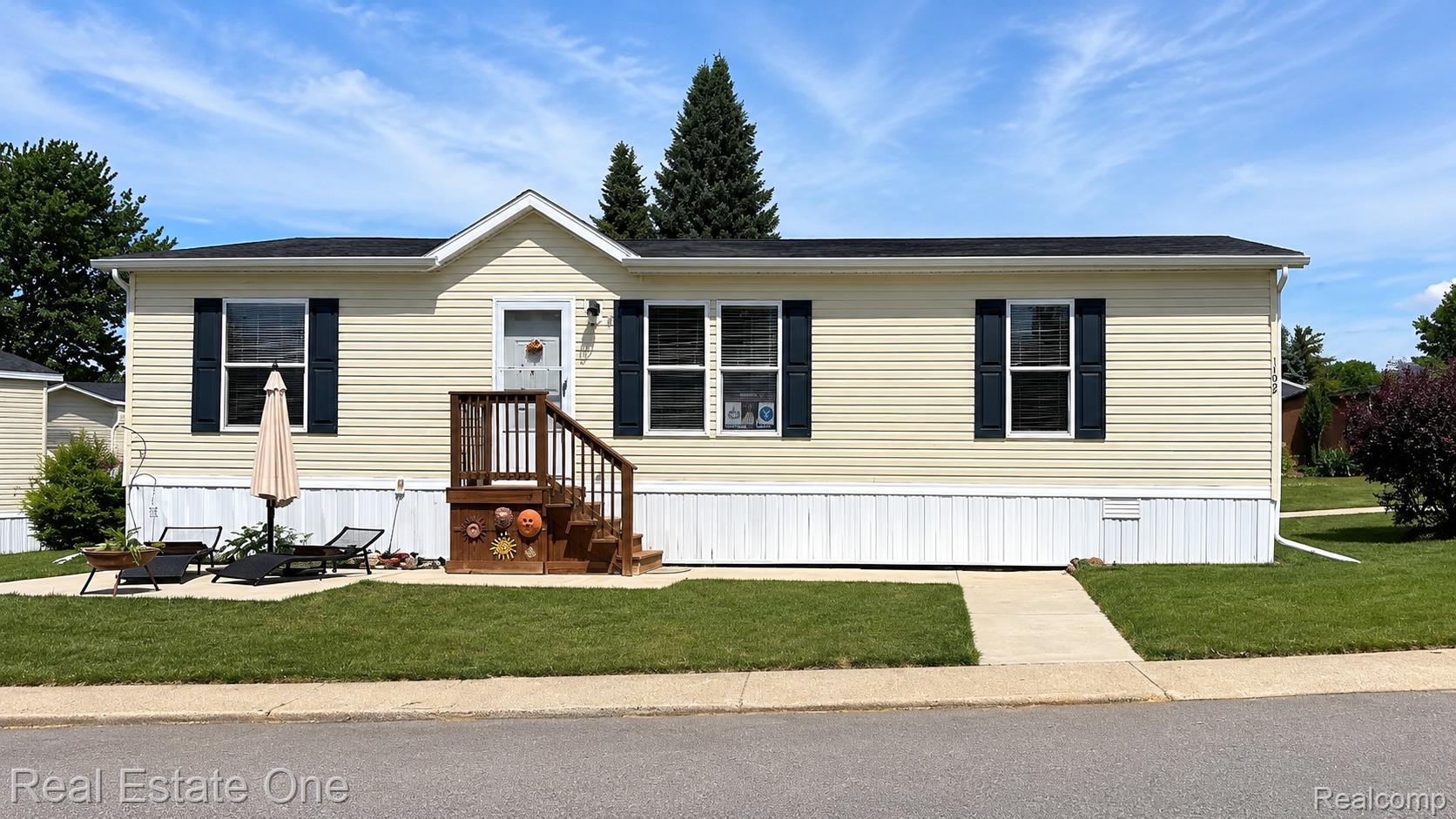 102, Sycamore, Highland, Michigan, 48357