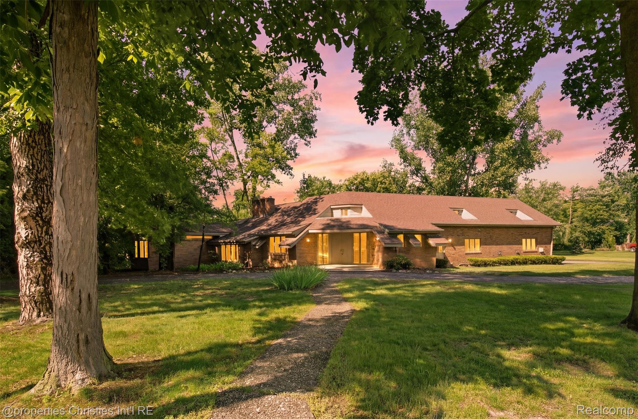 25310, Canterbury, Franklin, Michigan, 48025