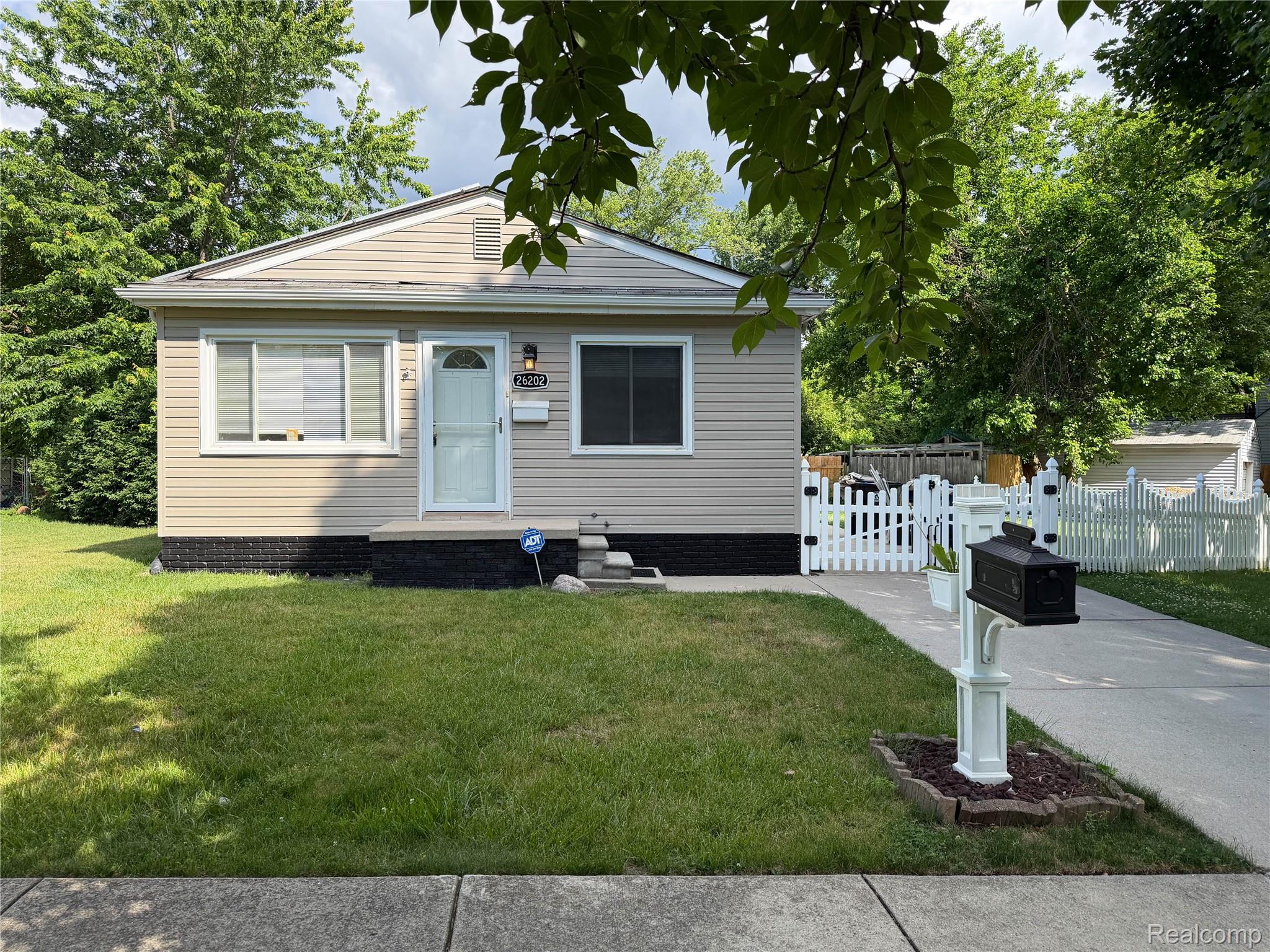 26202, Southwestern, Redford, Michigan, 48239