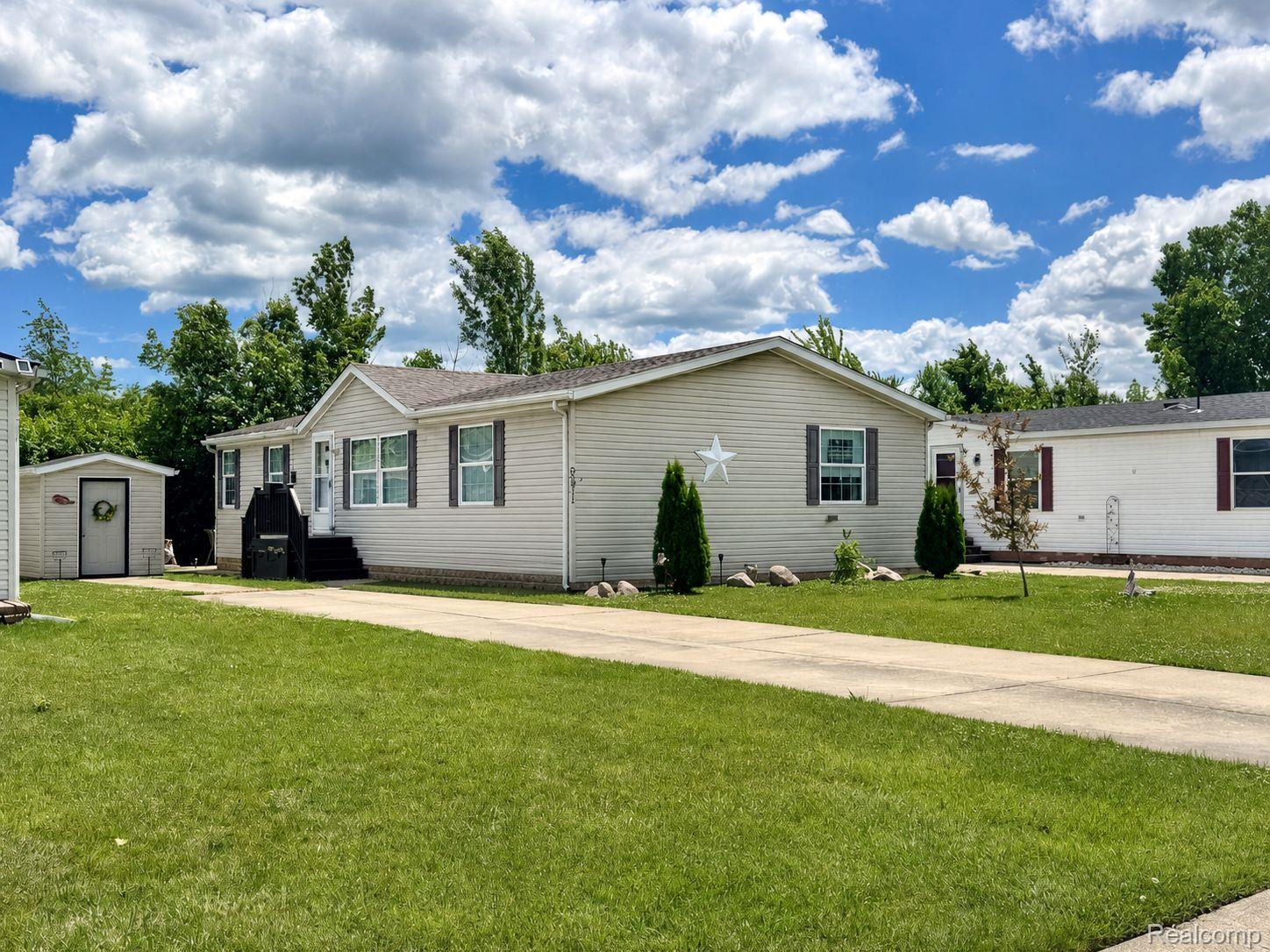29311, Hidden River, Gibraltar, Michigan, 48173