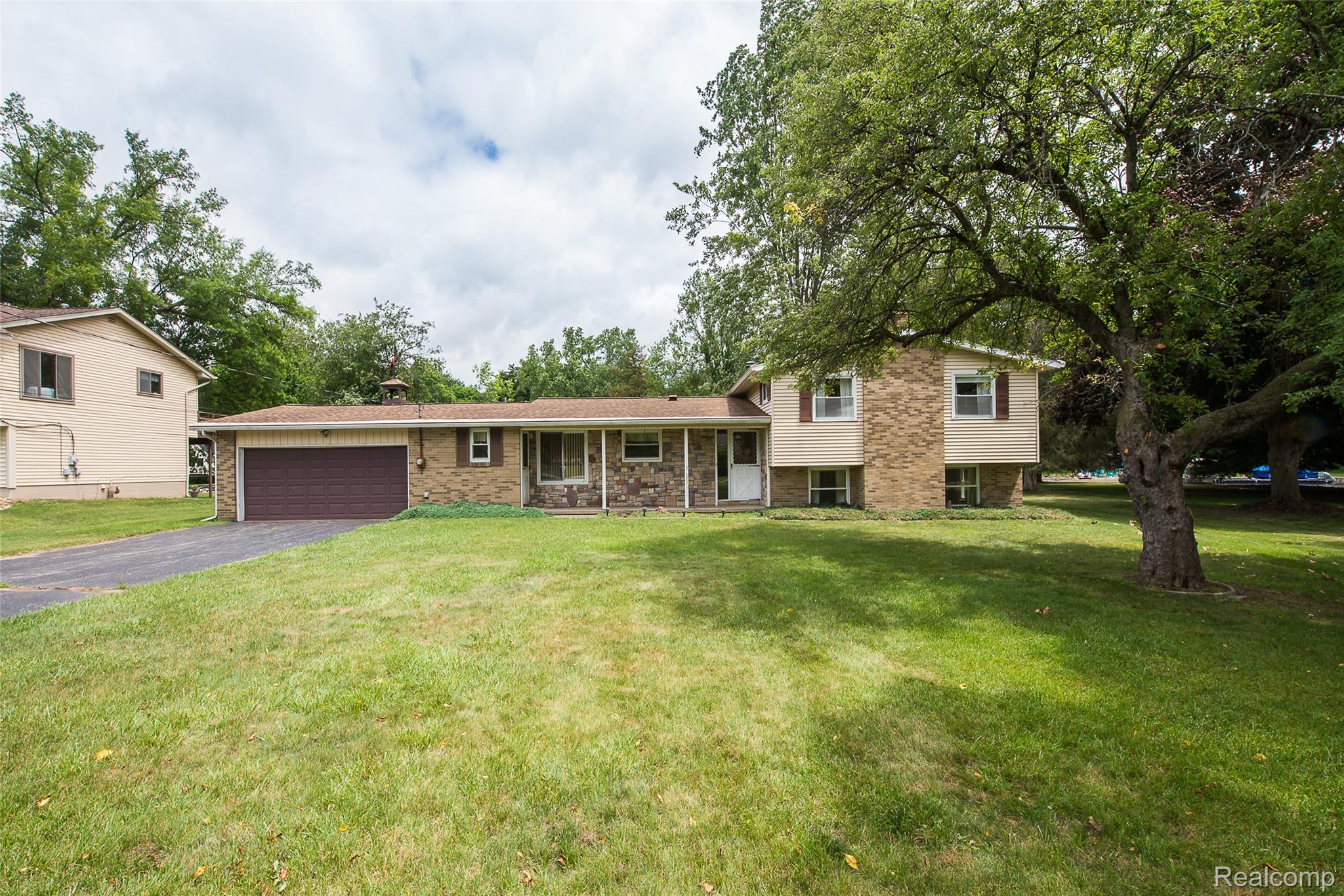 1165, Camelot, Pinckney, Michigan, 48169