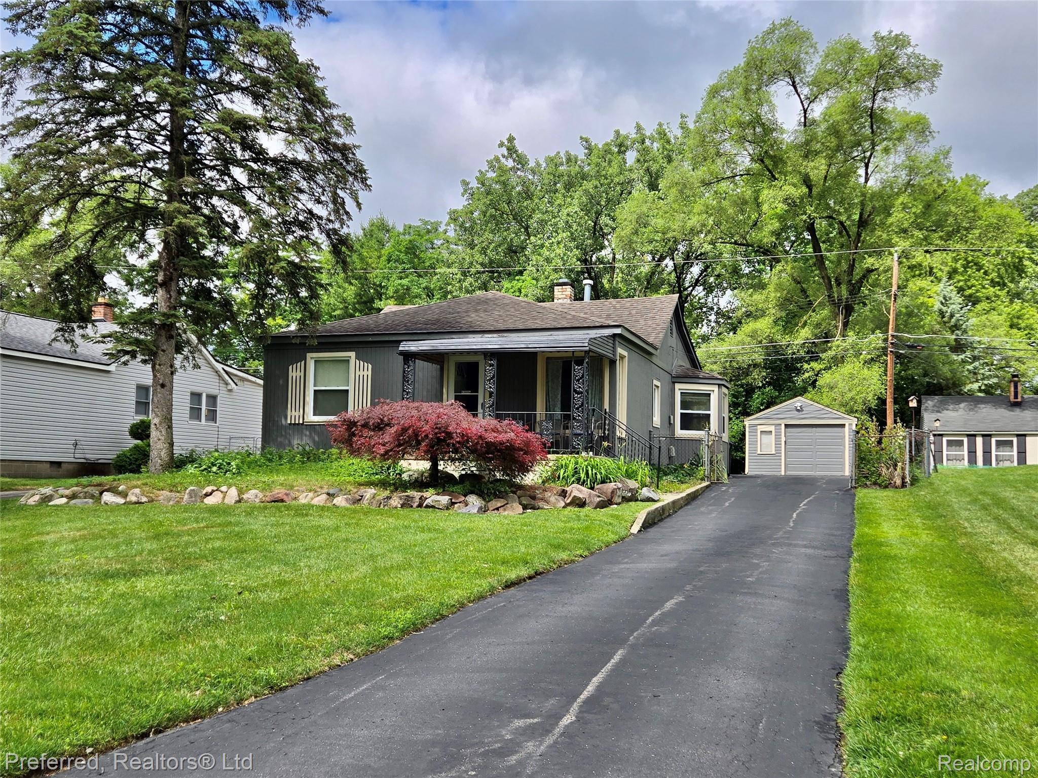15349, Deering, Livonia, Michigan, 48154