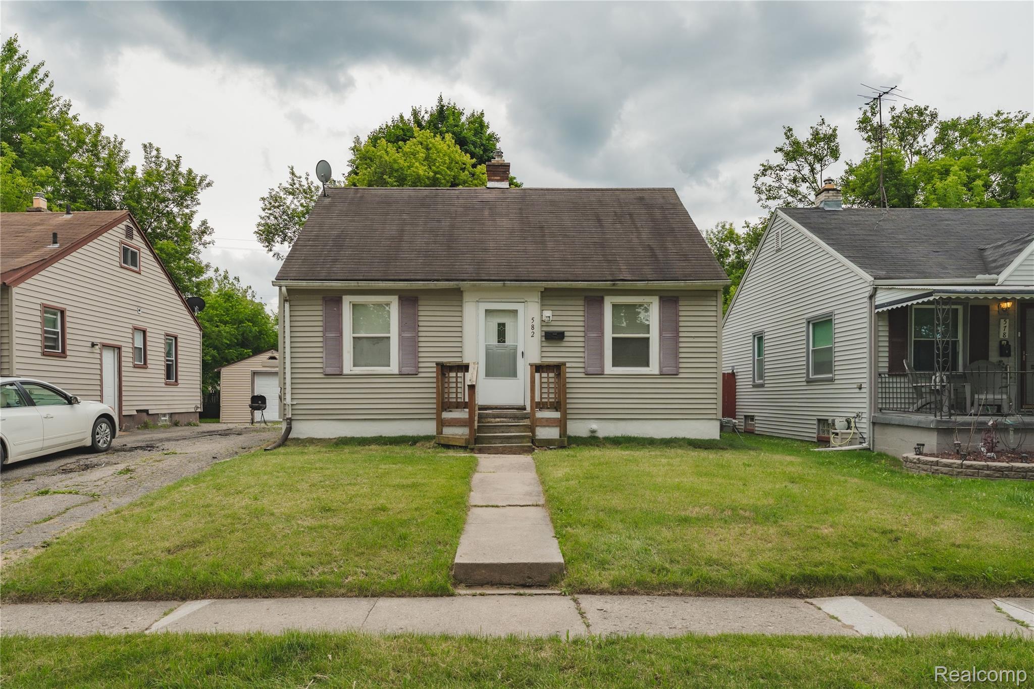 582, Lebaron, Pontiac, Michigan, 48340