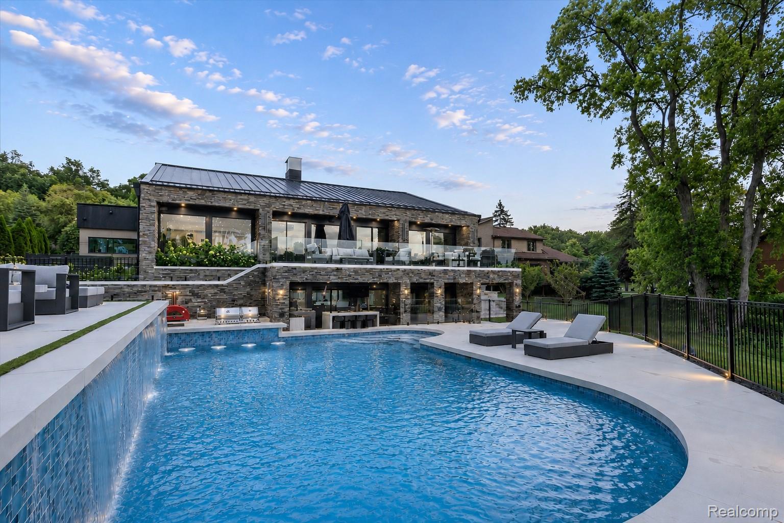 5116, Bloomfield Lake, West Bloomfield, Michigan, 48323
