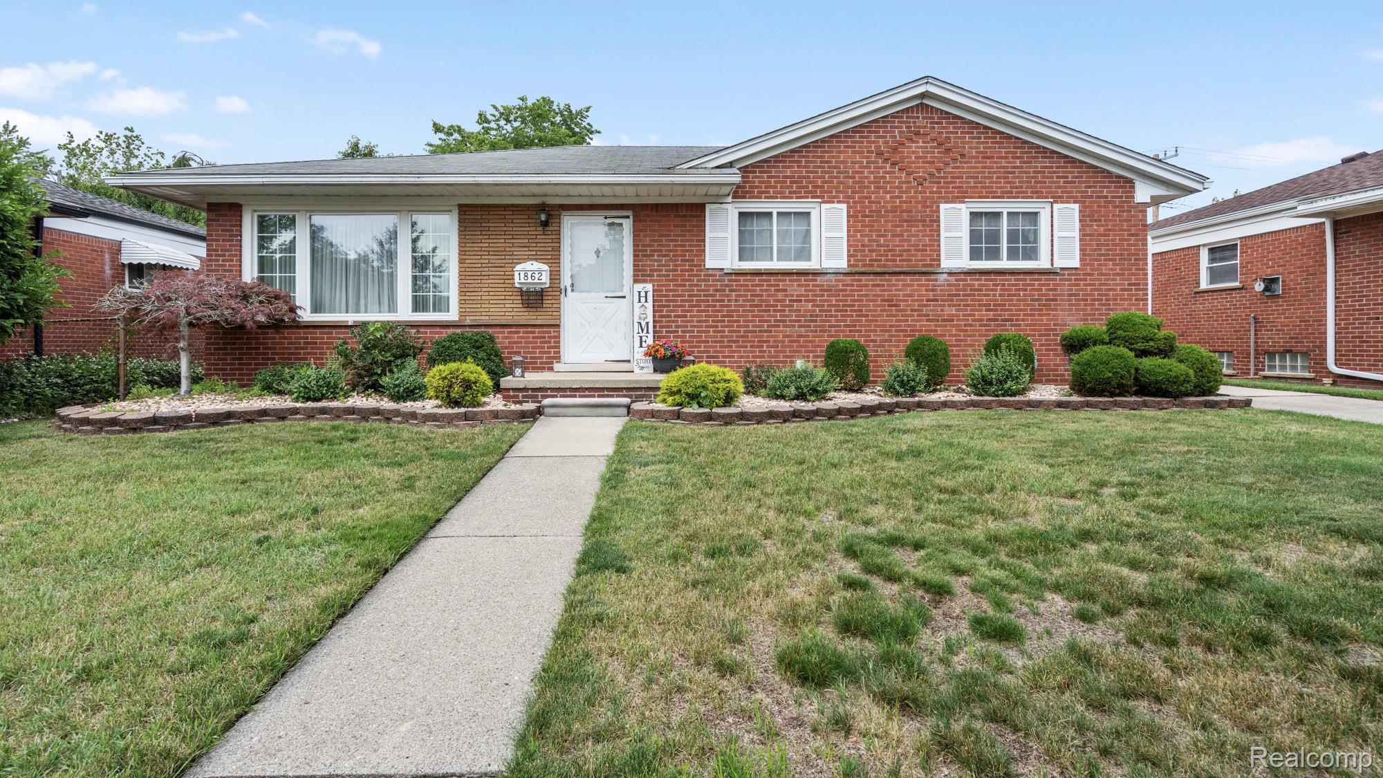 1862, Lakeview, Trenton, Michigan, 48183
