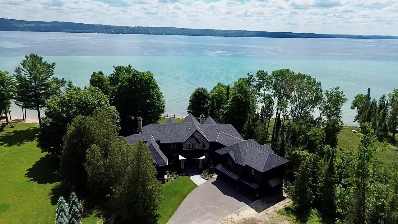 607 NW Torch Lake
