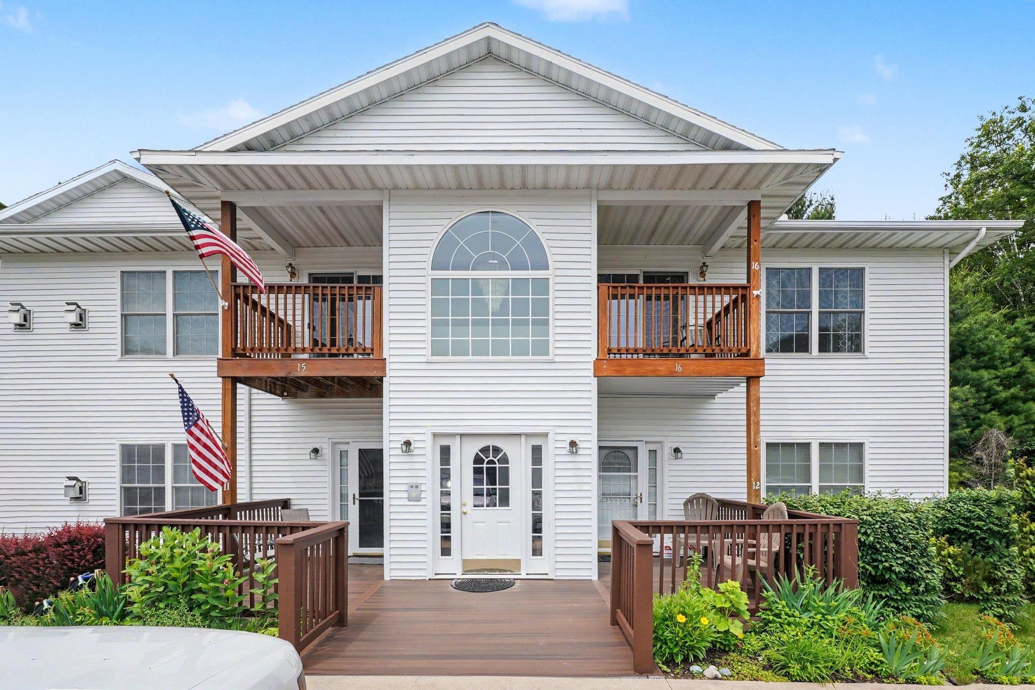 1025 E Lincoln