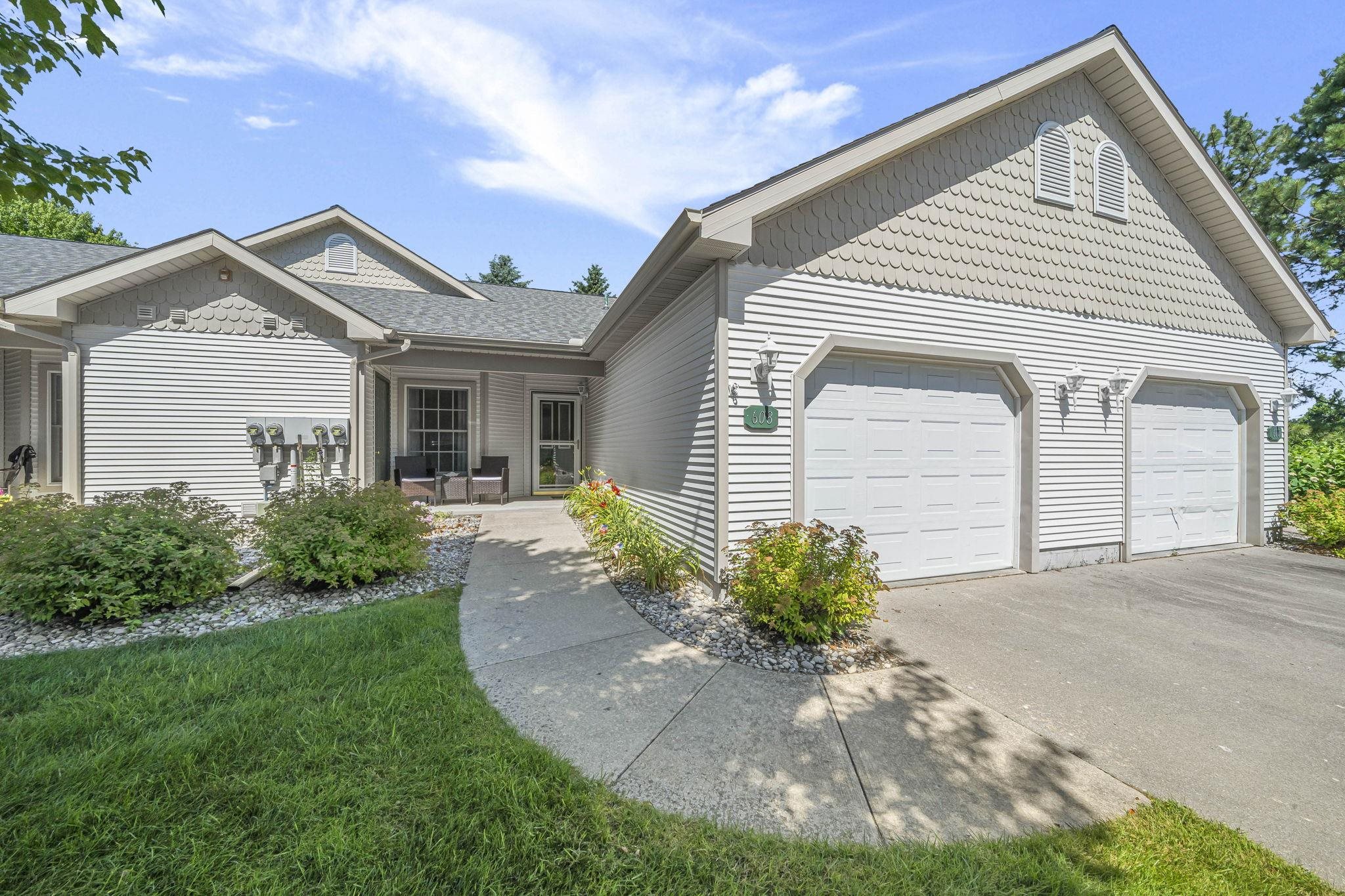 608 Meadowview LN
