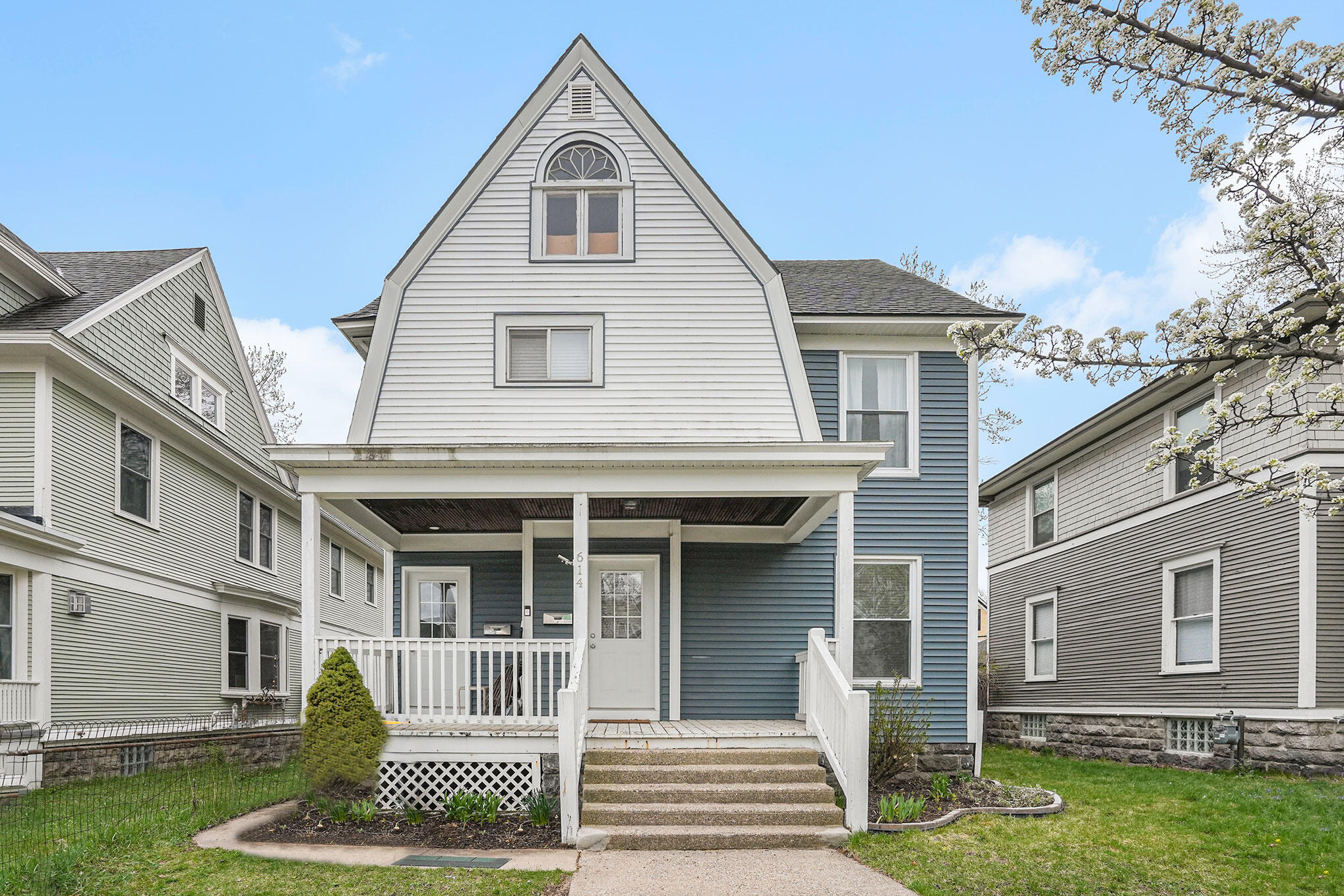 614 Crescent Street NE