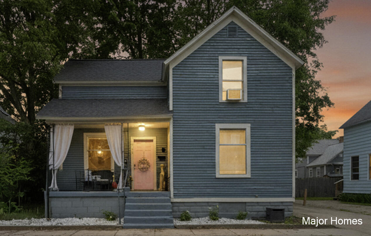323 Robey Place SE