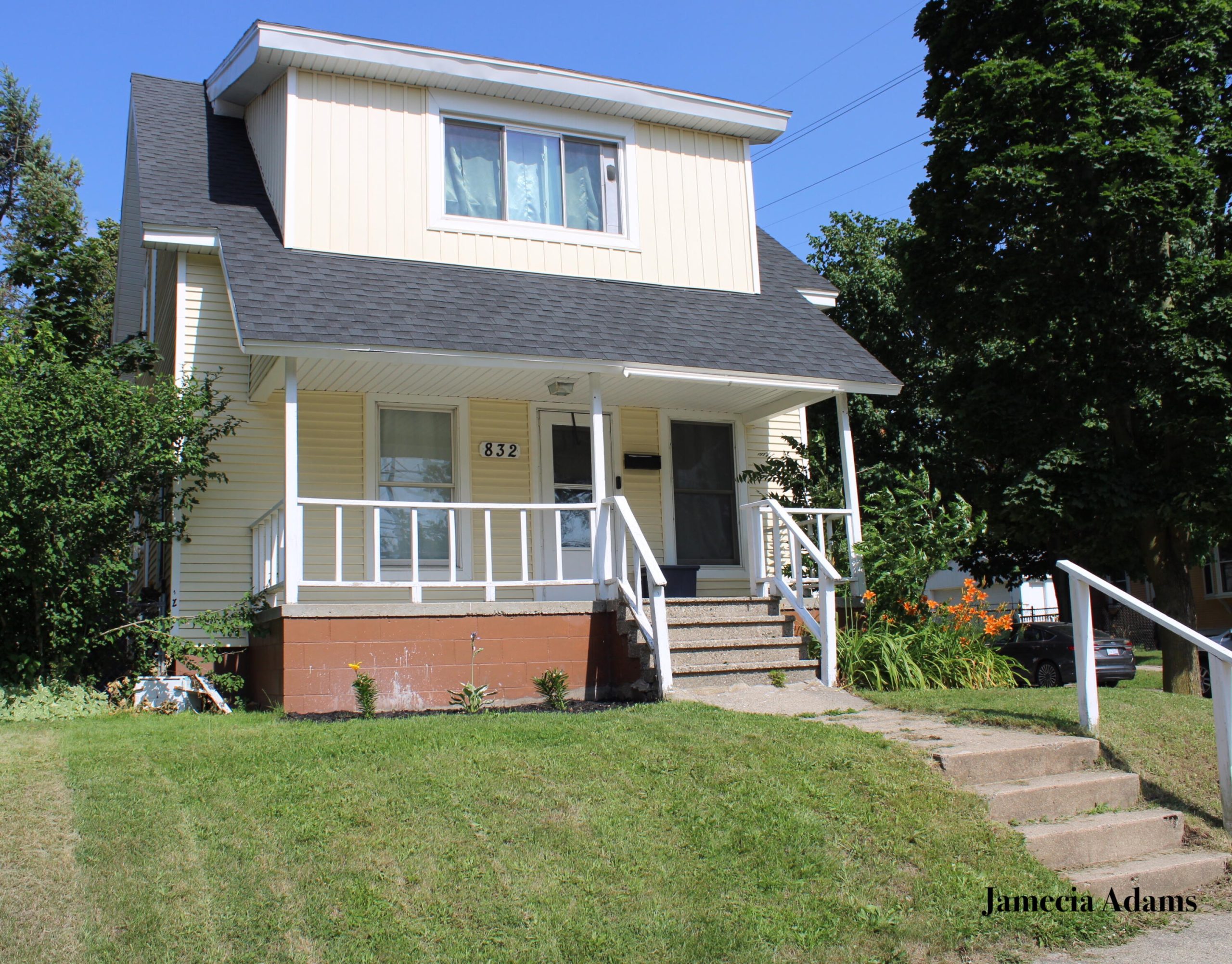 832 College Avenue NE