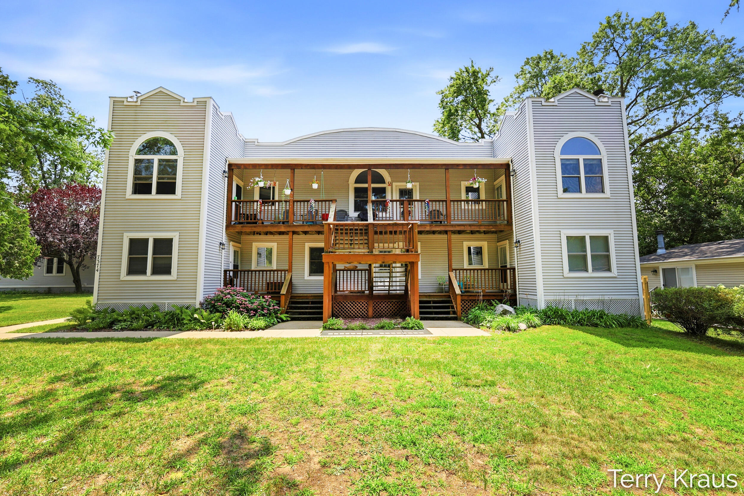 7374 N Shore Drive Unit: 17