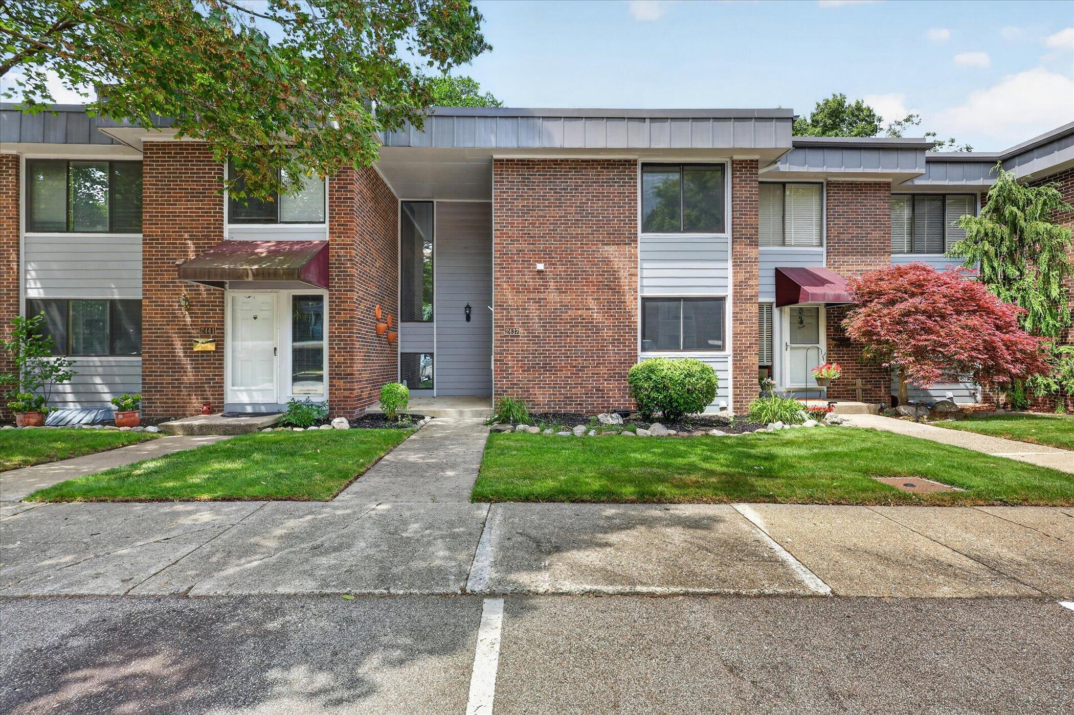 2437 Hampton Court SE