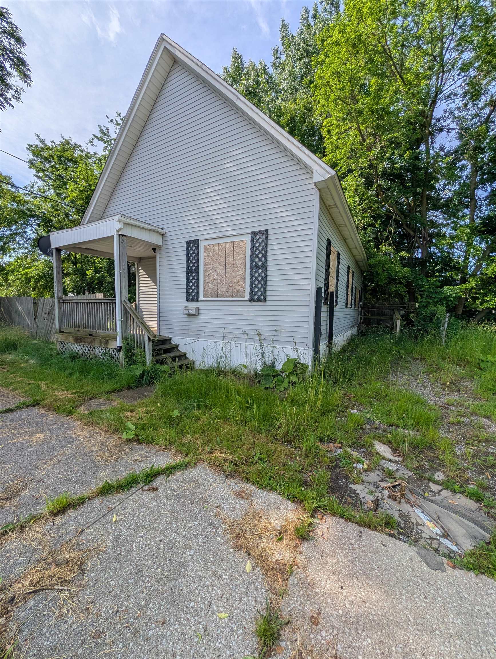 710 Holden ST
