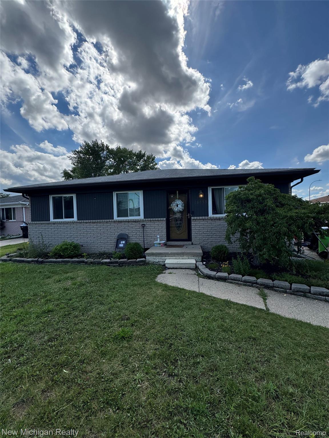 28555, Secretariat, Roseville, Michigan, 48066