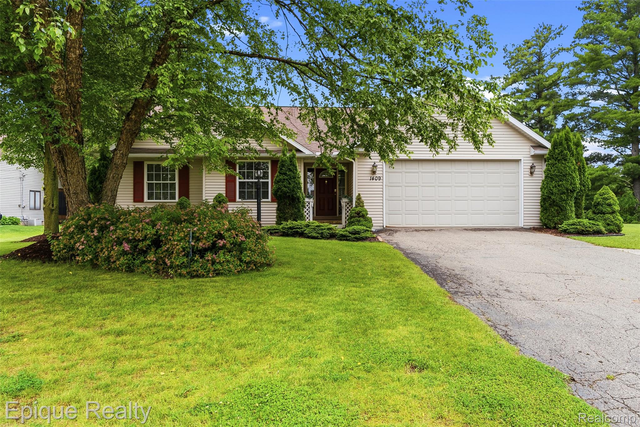1409, Meadow Green, Linden, Michigan, 48451