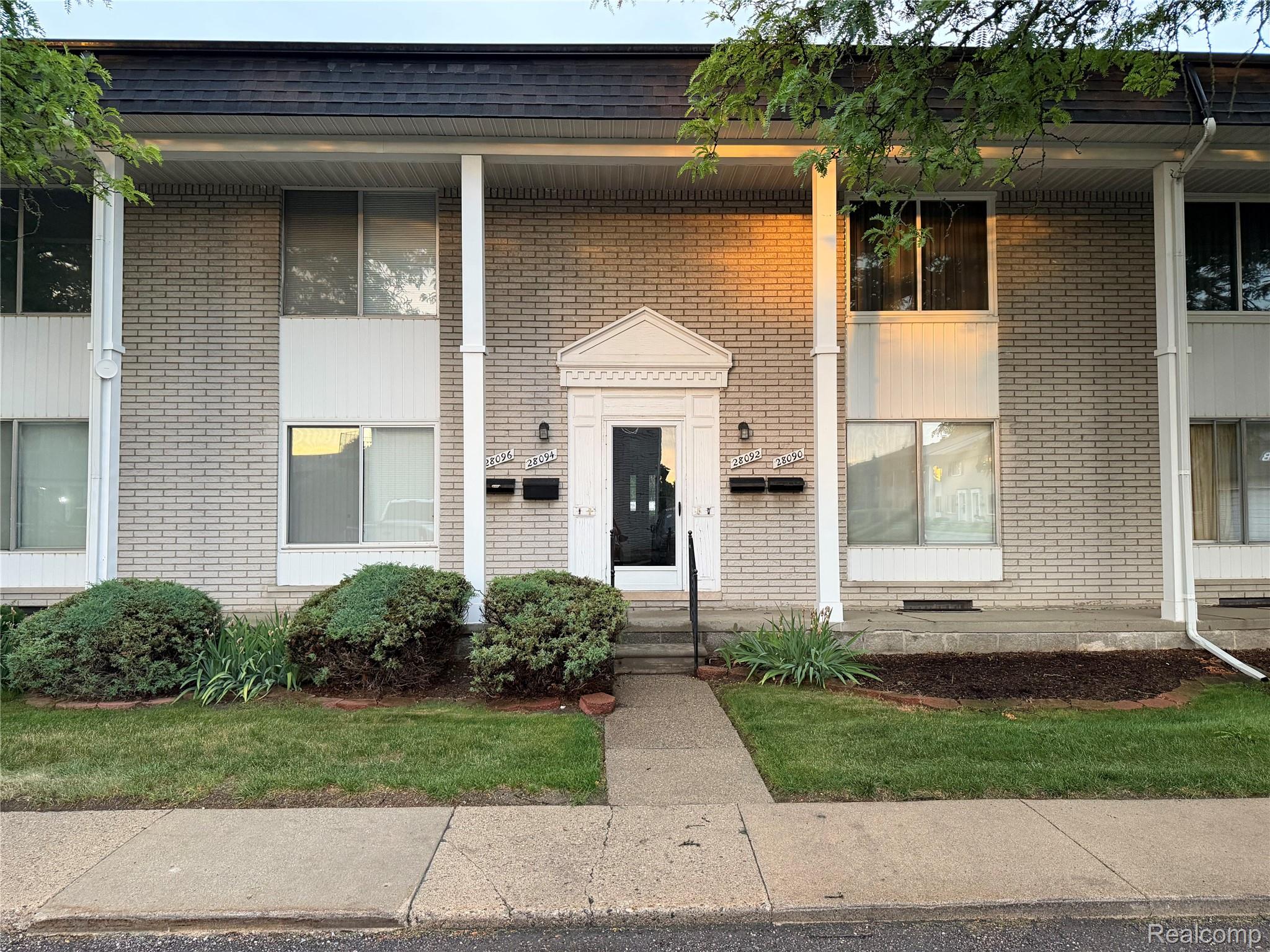 28096, Universal, Warren, Michigan, 48092