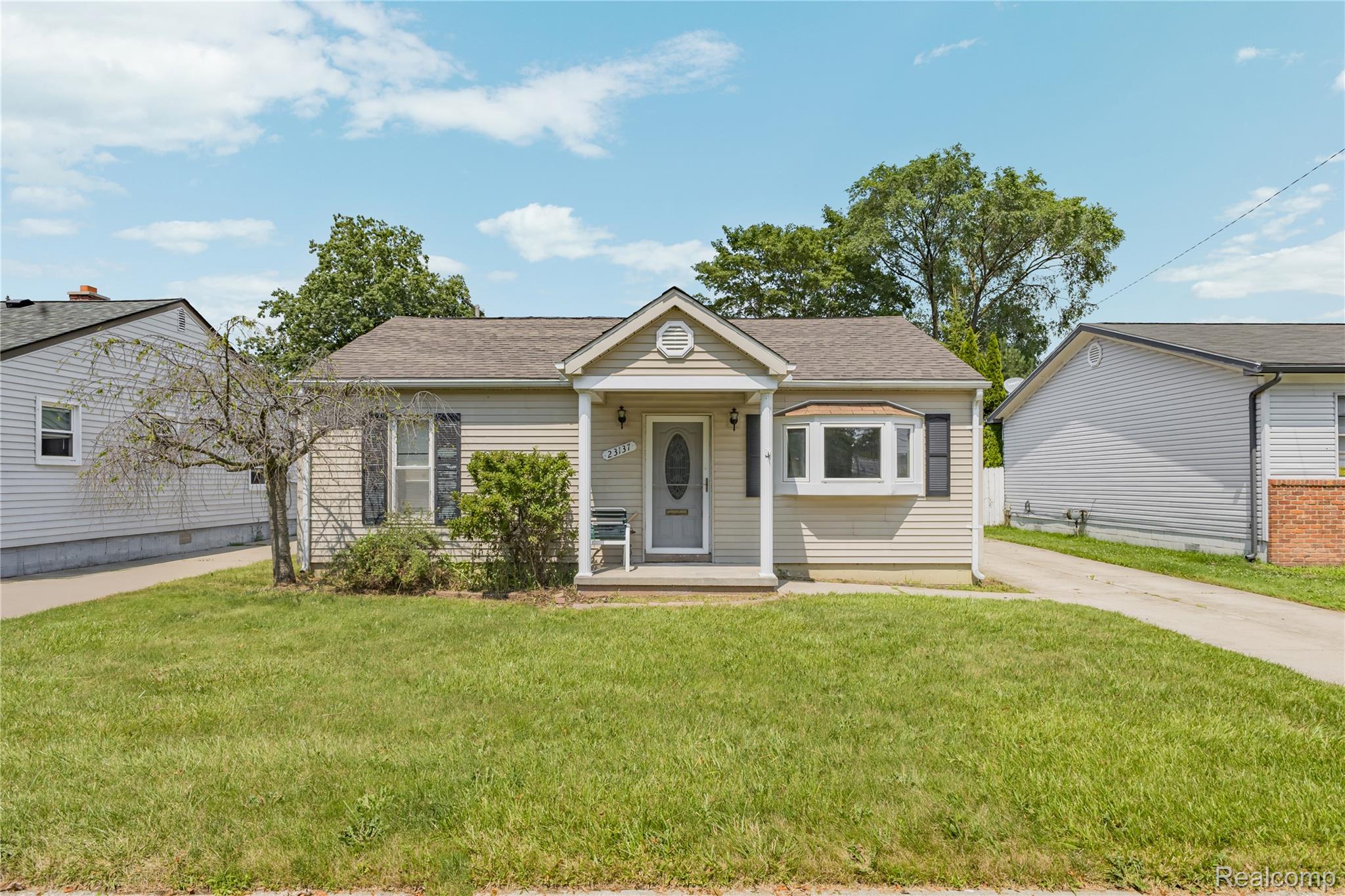23137, E 13 mile, St. Clair Shores, Michigan, 48082