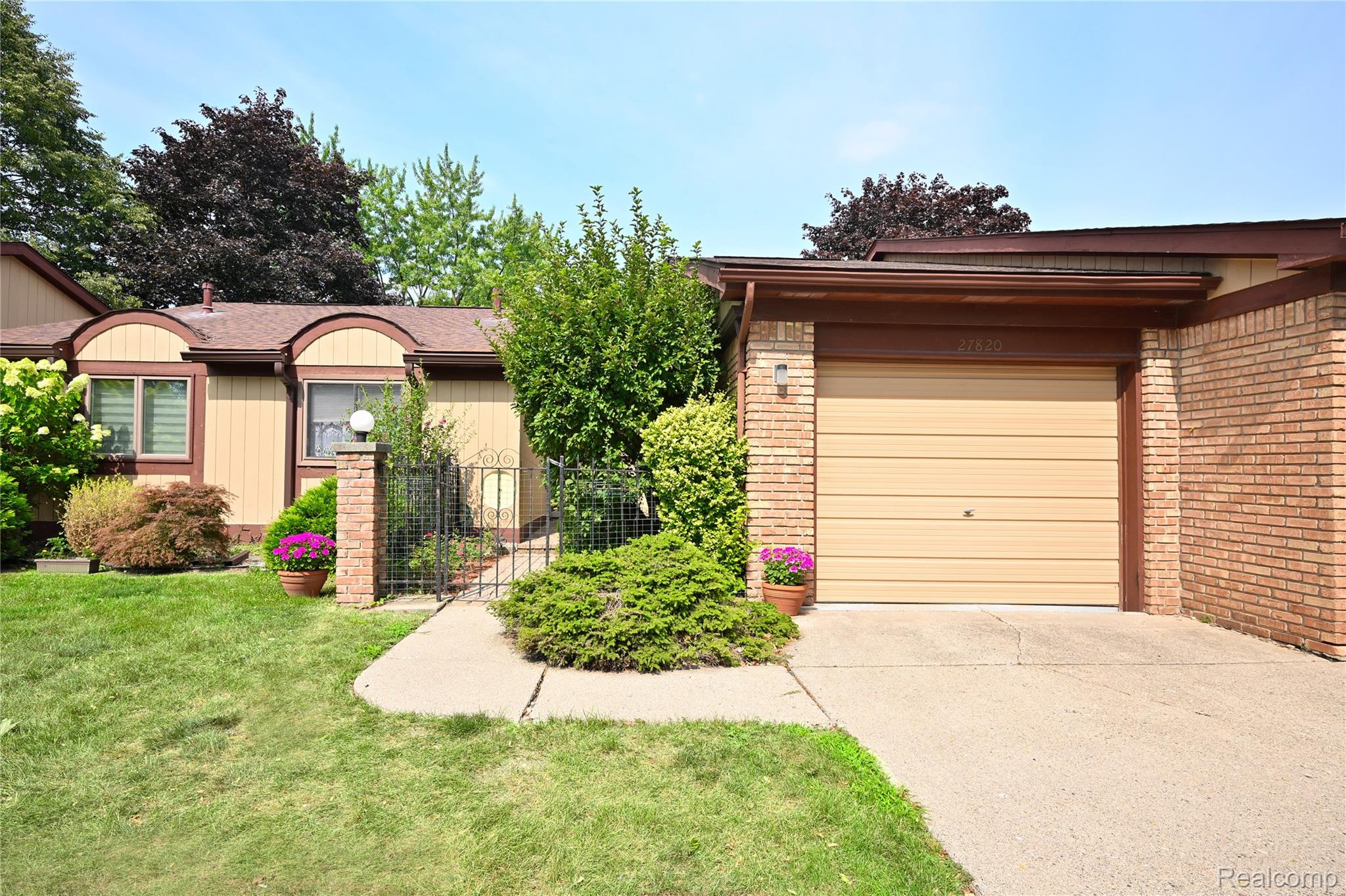 27820, Hollywood, Warren, Michigan, 48093