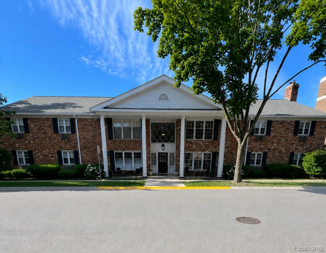 555, Townsend, #203, Birmingham, Michigan, 48009