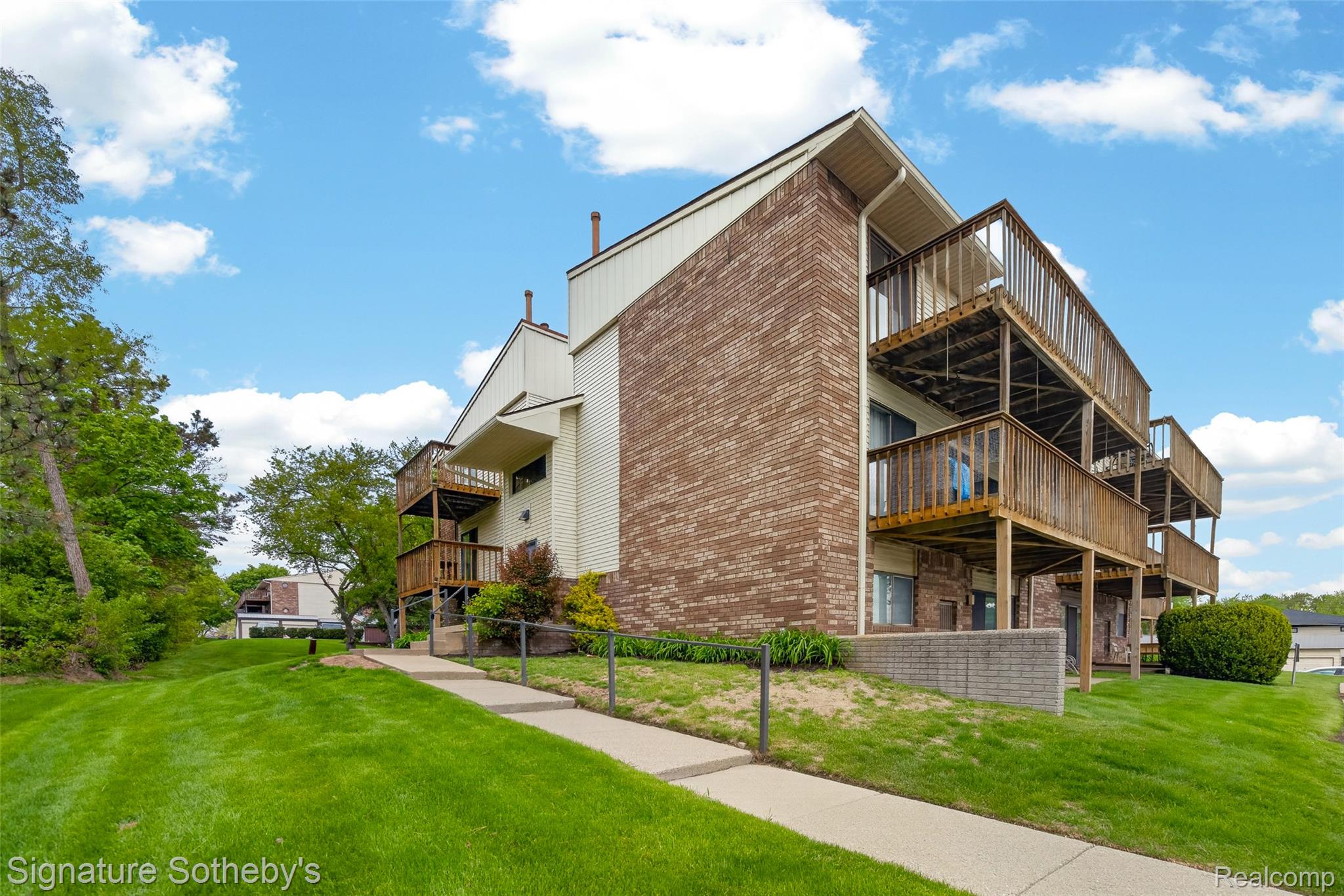 875, Pontiac, #B208, Walled Lake, Michigan, 48390