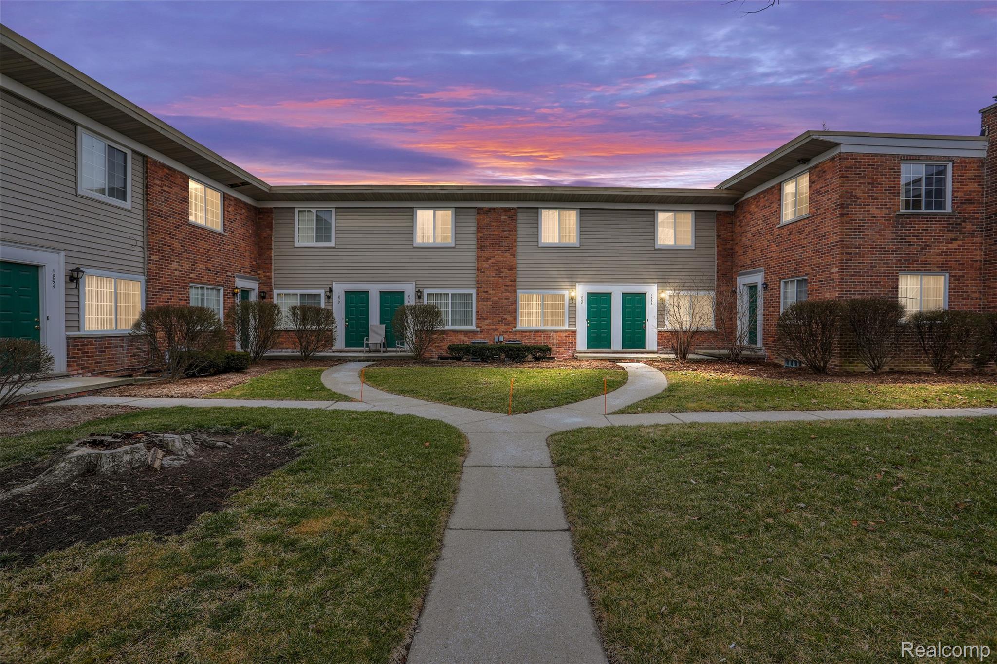 1898, Maple, E, Birmingham, Michigan, 48009