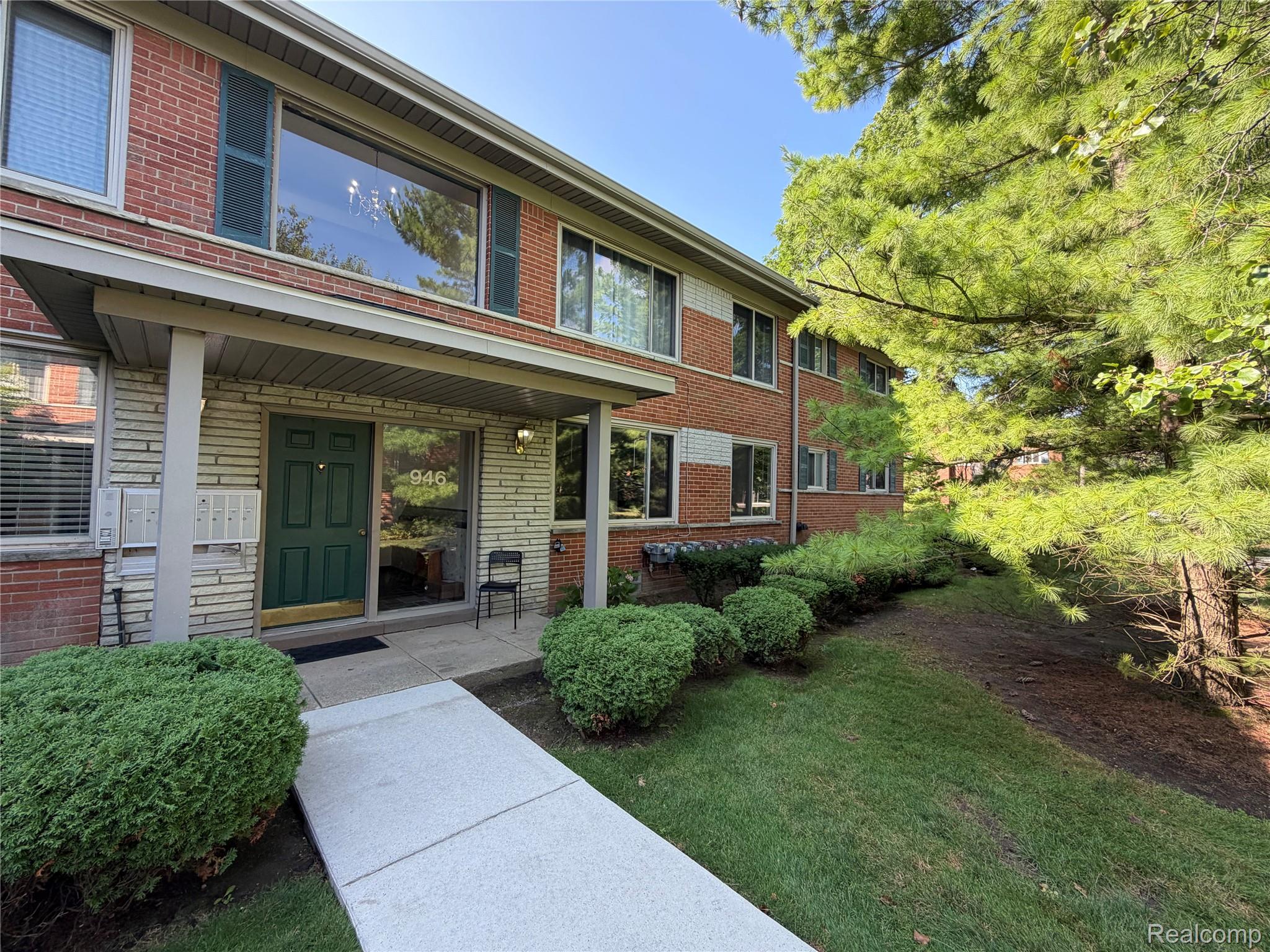 946, Adams, #3, Birmingham, Michigan, 48009